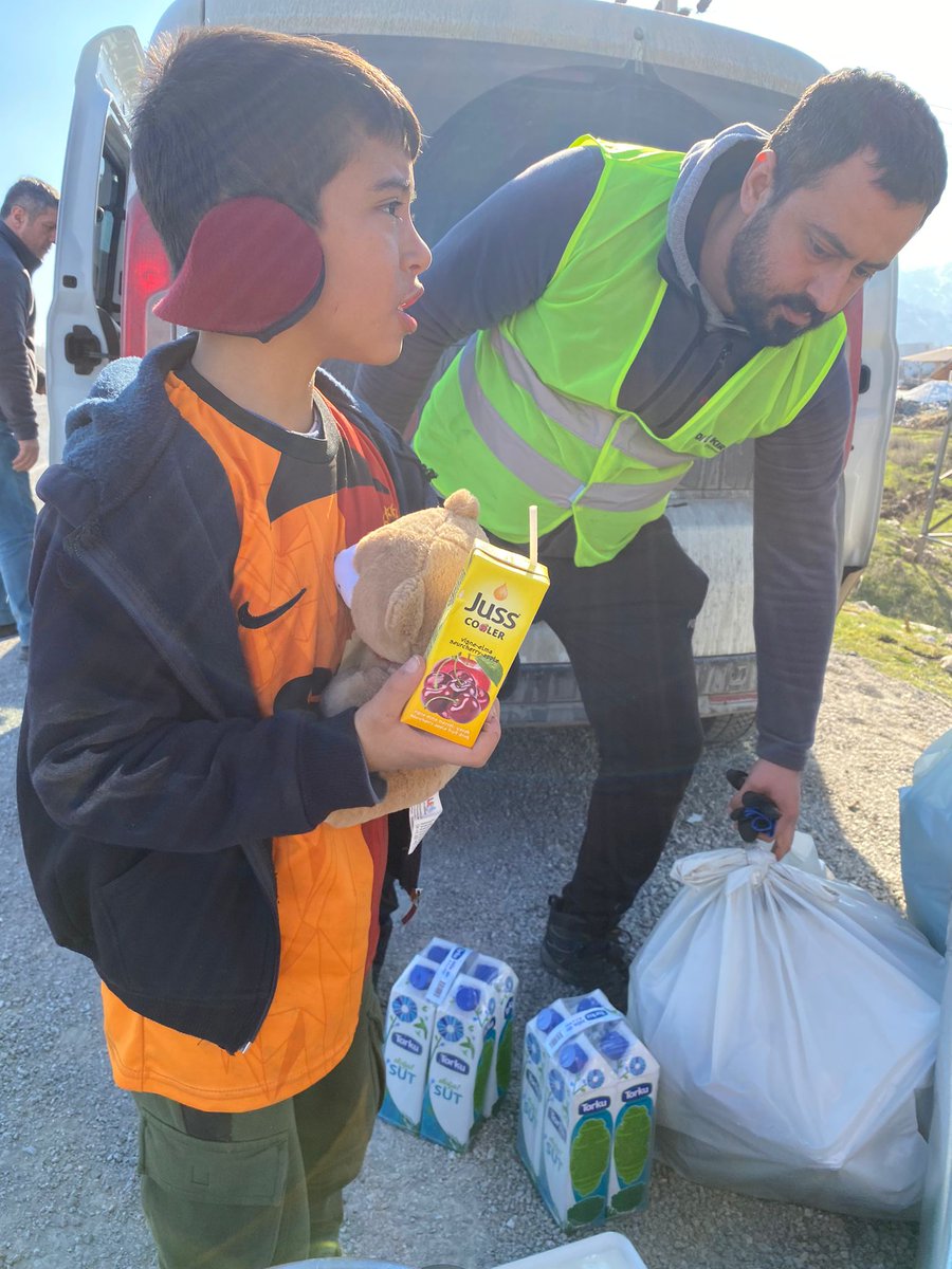 Gulumsun10's tweet photo. Kahramanmaraş'taki  depremzedelere desteğe giden Recep Varıcı @LaleVARICI oğlu bronzum @CalsknSultan ve ailesine en büyük jesti Ersağ ürünleri ile yaptı.. Allah razı olsun hepinizden https://t.co/zIVjFdUiLK