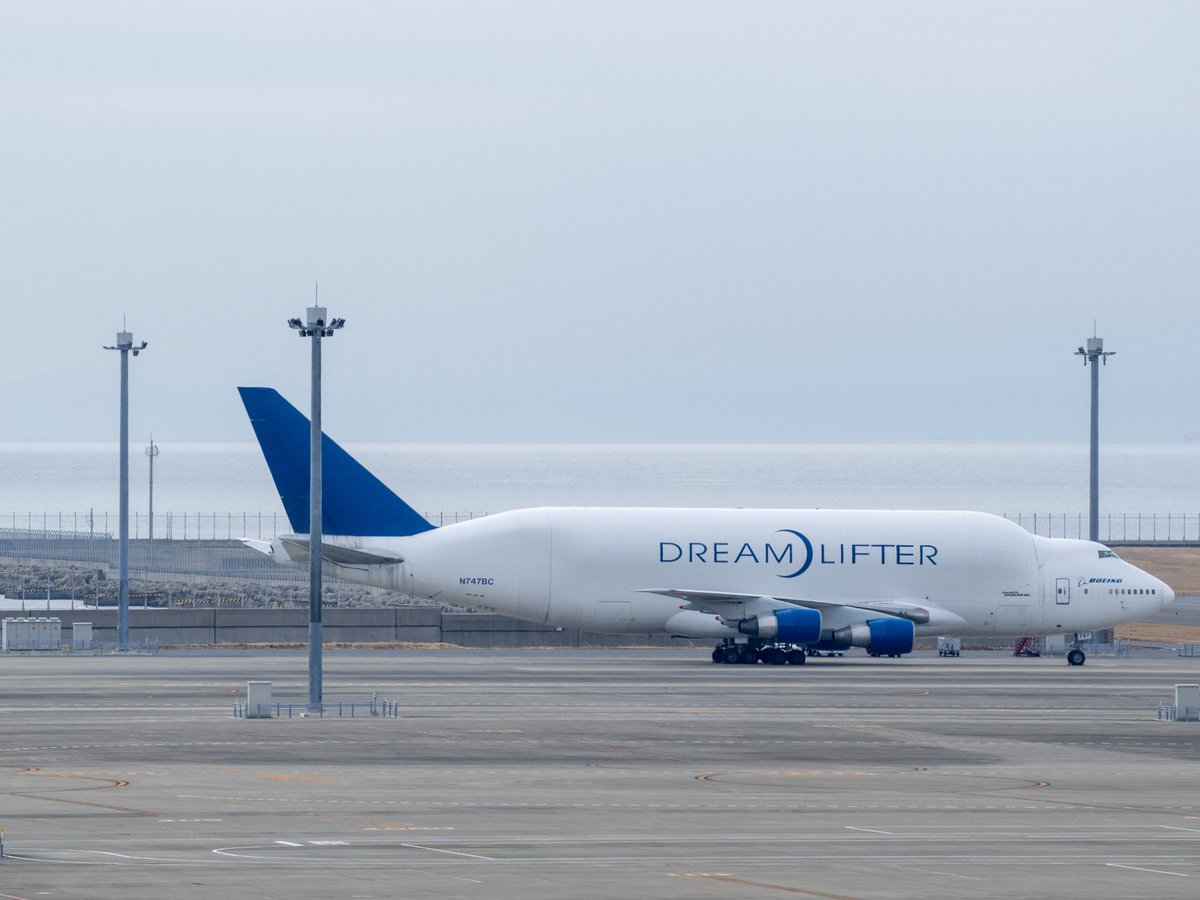 Ganrojin's tweet photo. セントレアでしか見られないドリームリフター。
遠くの方に駐機していました。
#中部国際空港 
#セントレア 
#ドリームリフター 
#dreamlifter 
#Boeing 
#ボーイング https://t.co/sk3XoPFcOl