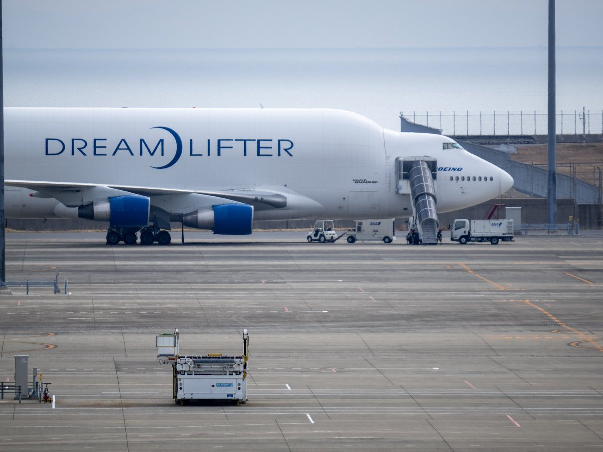 Ganrojin's tweet photo. セントレアでしか見られないドリームリフター。
遠くの方に駐機していました。
#中部国際空港 
#セントレア 
#ドリームリフター 
#dreamlifter 
#Boeing 
#ボーイング https://t.co/sk3XoPFcOl