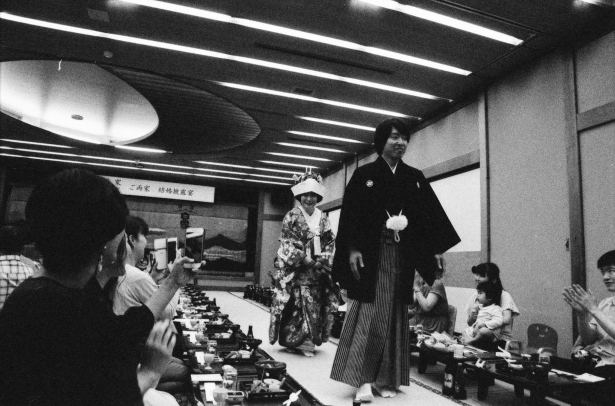awameerschaum's tweet photo. 「新郎新婦の入場ですっ!」
夜は旅館でお座敷披露宴
残したかったのは半世紀前のような寫眞
現像終わって濡れたままのネガを確認して、やっと肩の荷が下りたよね
#nikonf100 +#sigma24_105× #tmax3200
#自家現像 #homedeveloped
D76 23℃ 12min
#フィルムカメラ #filmcamera #weddingfoto https://t.co/4rJoLAamWF