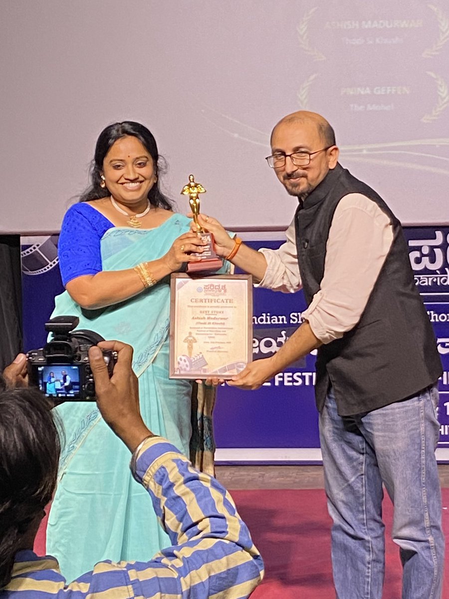 ParidrishyaFest's tweet photo. #ParidrishyaFest
#ParidrishyaFilmFest 
#ParidrishyaAward for Best #story Professional goes to Ashish Madhurvar for the movie Thodi si Kushi
Kannada Lecturer and Academicians Archana Arya presenting the award https://t.co/UHoNPX181T
