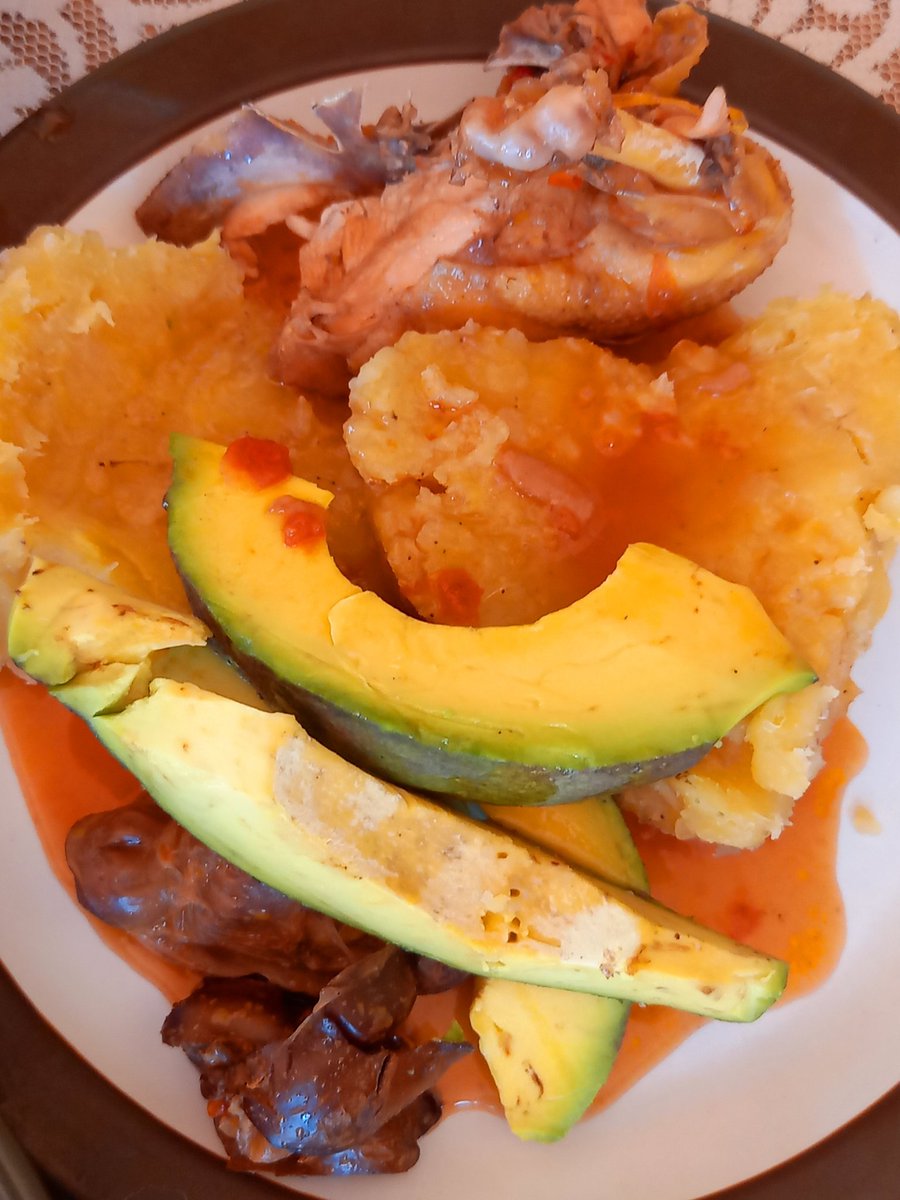 OsmanPatricia's tweet image. Mother's kitchen.  She boiled the chicken. #Sundaymeal.