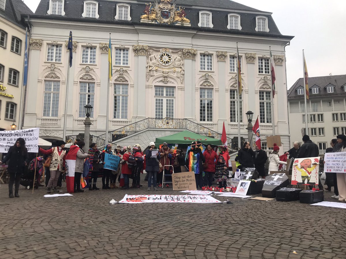 ivonnesheen's tweet photo. Gestern solidarisierte sich eine Gruppe von in NRW lebenden Peruanern mit den Protesten in Peru gegen die Regierung von Dina Boluarte, die seit Dezember 2022 mehr als 60 Peruaner getötet hat.
#NRW
#DinaRenunciaYa 
@dwnews @Journal_UN_ONU @Ojo_Publico @IDL_R @WaykaPeru https://t.co/DfAwctoXAD