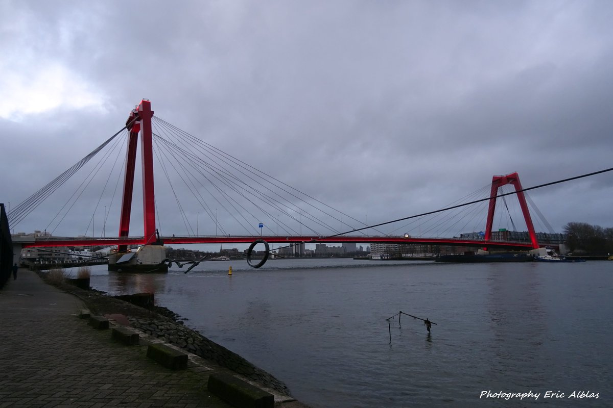 AlblasEric's tweet photo. De #Willemsbrug gezien vanaf de #boompjeskade richting #oosterkade en #Rhijnspoorkade. Boven de #Maas hangt het #Maasbeeld van #Aukedevries ook wel de #waslijn genoemd. https://t.co/5QG2kQwRgc