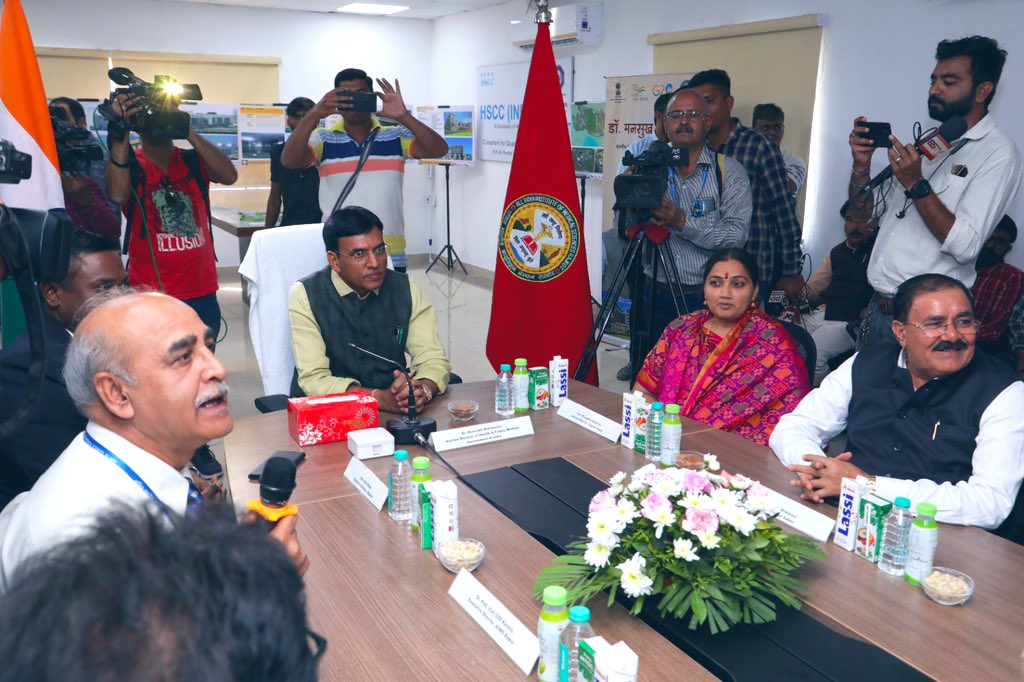 mansukhmandviya's tweet photo. आज राजकोट में एम्स के निर्माण को लेकर चल रहे कार्यों की समीक्षा की।

आने वाले समय में यह एम्स सौराष्ट्र समेत पूरे गुजरात के लोगों को उत्तम स्वास्थ्य सुविधा उपलब्ध करवाएगा। https://t.co/blxllS3a5w