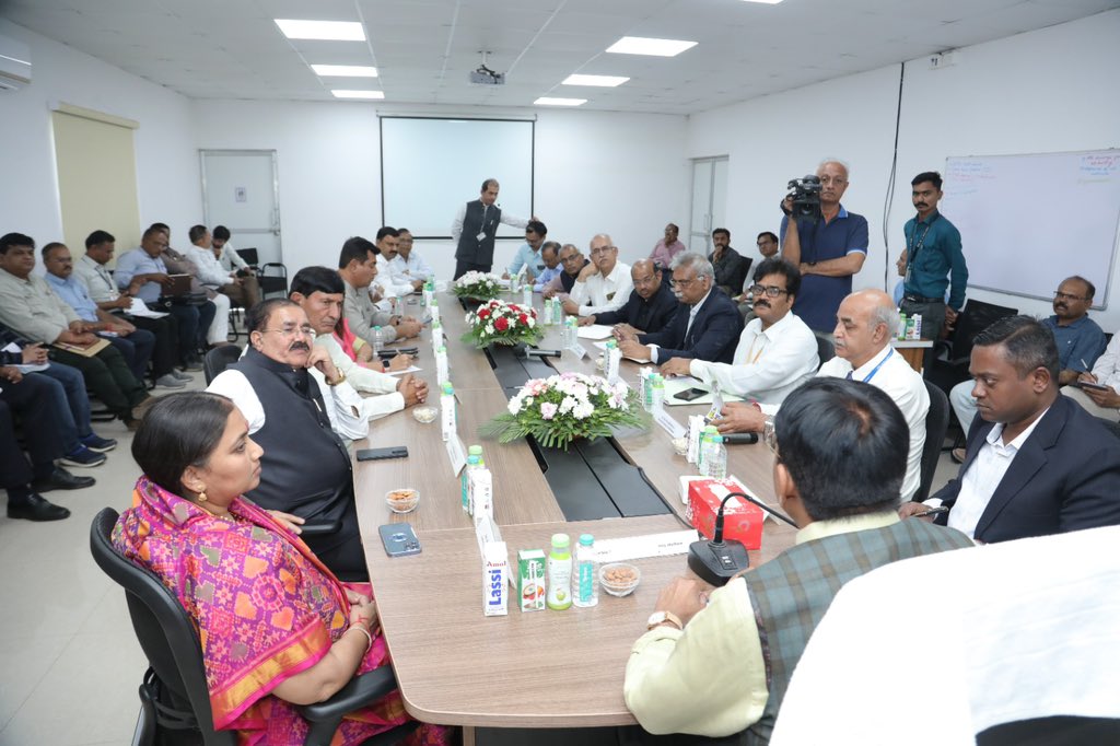 mansukhmandviya's tweet photo. आज राजकोट में एम्स के निर्माण को लेकर चल रहे कार्यों की समीक्षा की।

आने वाले समय में यह एम्स सौराष्ट्र समेत पूरे गुजरात के लोगों को उत्तम स्वास्थ्य सुविधा उपलब्ध करवाएगा। https://t.co/blxllS3a5w
