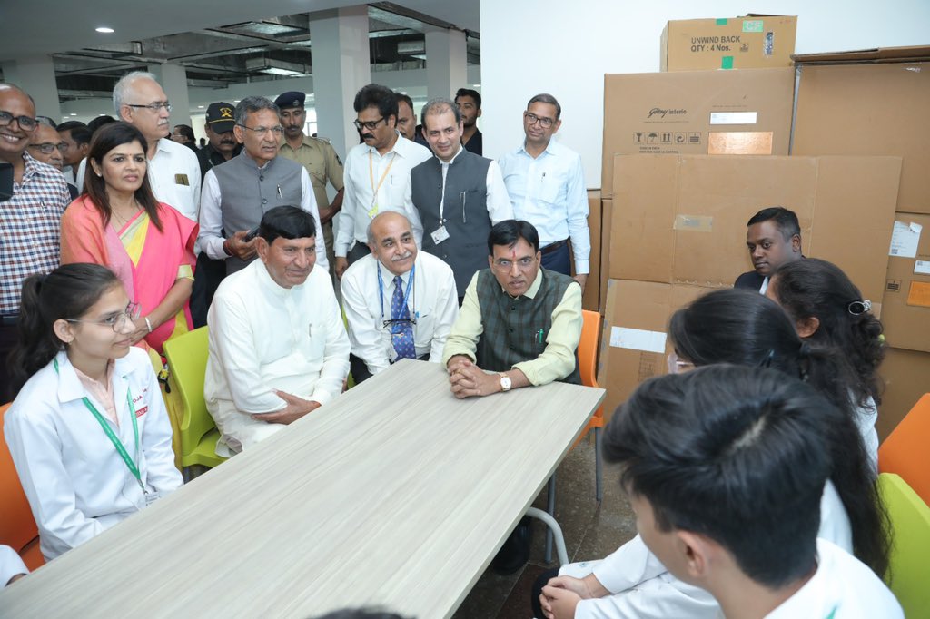 mansukhmandviya's tweet photo. आज राजकोट में एम्स के निर्माण को लेकर चल रहे कार्यों की समीक्षा की।

आने वाले समय में यह एम्स सौराष्ट्र समेत पूरे गुजरात के लोगों को उत्तम स्वास्थ्य सुविधा उपलब्ध करवाएगा। https://t.co/blxllS3a5w