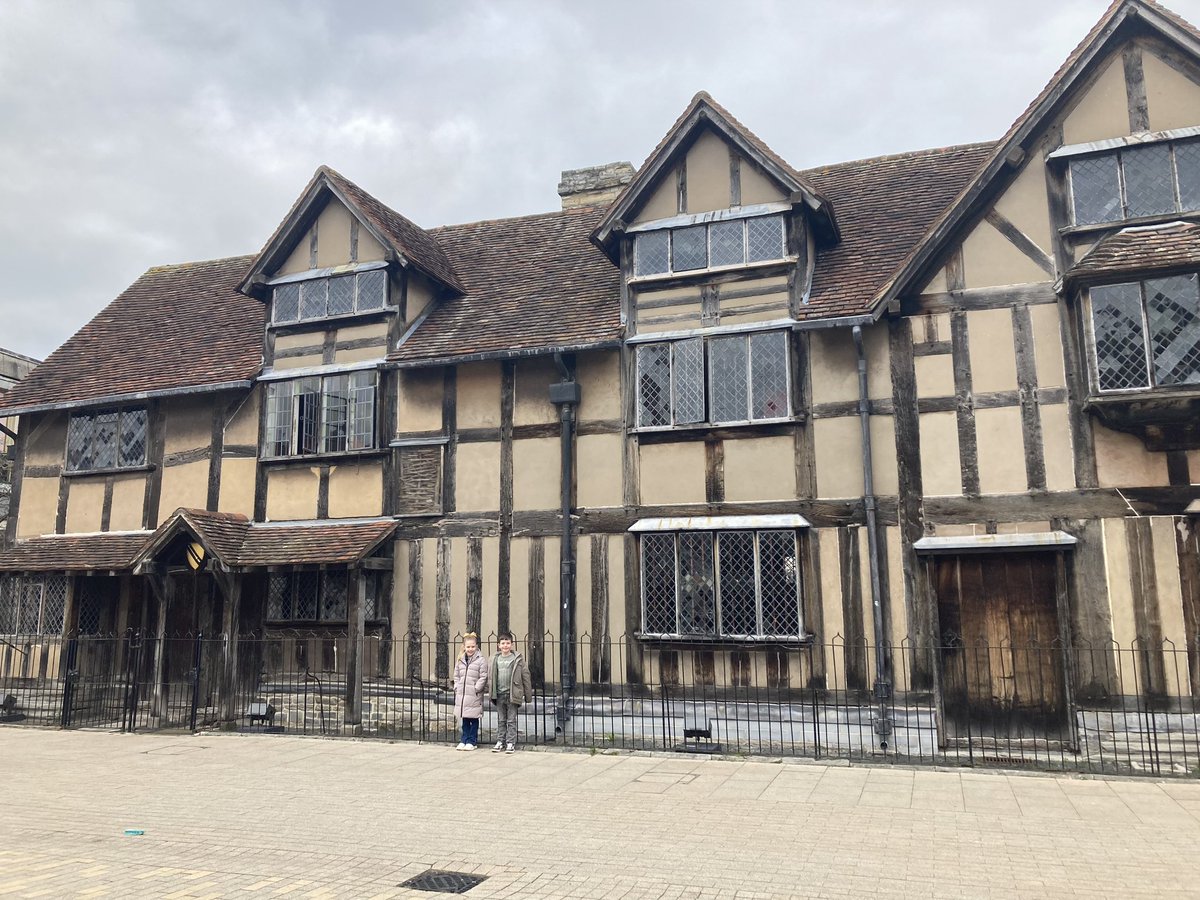 Christi23775076's tweet photo. Ivy & Brody have had a lovely weekend away to Stratford Upon Avon; visiting William Shakespeare’s birthplace 💕 We visited the house William was born and raised, The Royal Shakespeare Theatre and the church where William is buried! @latimerprimary https://t.co/YBSOcQv8zw