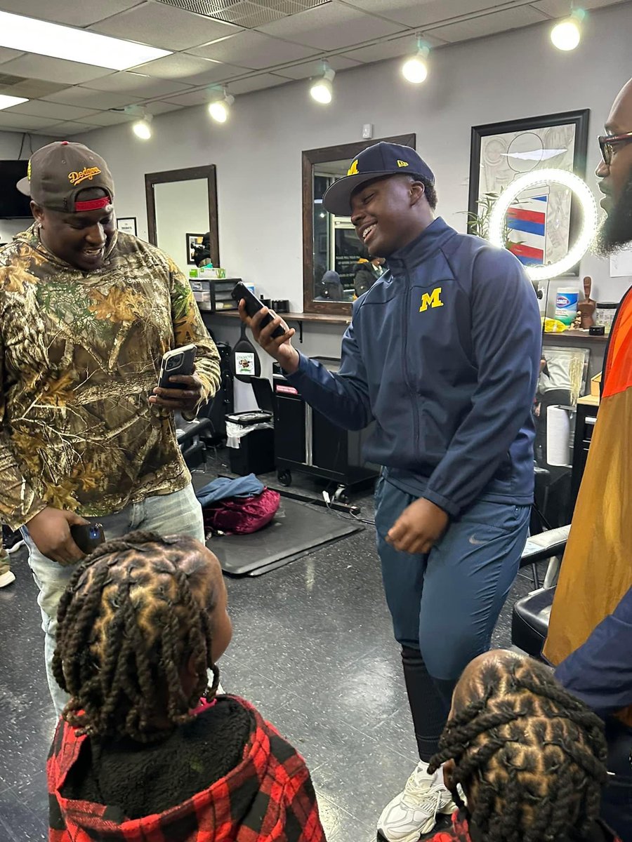 sportsguymarv's tweet photo. Congrats to 2025 Buford HS linebacker @MantrezWalker who committed to @UMichFootball Saturday after getting a haircut streaming LIVE. Walker is the son of internet comedian @bustadafool who was a @N_H_S_Football @FVSUFootball standout. His grandfather is a @OfficialGHSA official. https://t.co/Aj5nJfbj7I