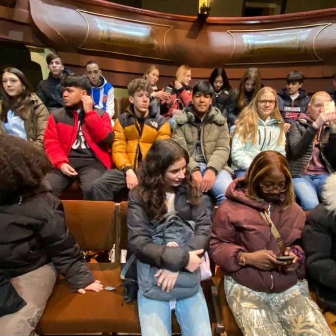 iessimancas's tweet photo. ANFITRIONES PARA NUESTROS COMPAÑEROS ALEMANES

Ayer comenzó su estancia en Madrid el grupo de alumnos alemanes del Gymnasium Bondenwald en Hamburgo. Un grupo de alumnos del IES Barrio Simancas acudió a recibirles al aeropuerto y hoy les ha acompañado a Alcalá de Henares. https://t.co/GIwuDUwnKv