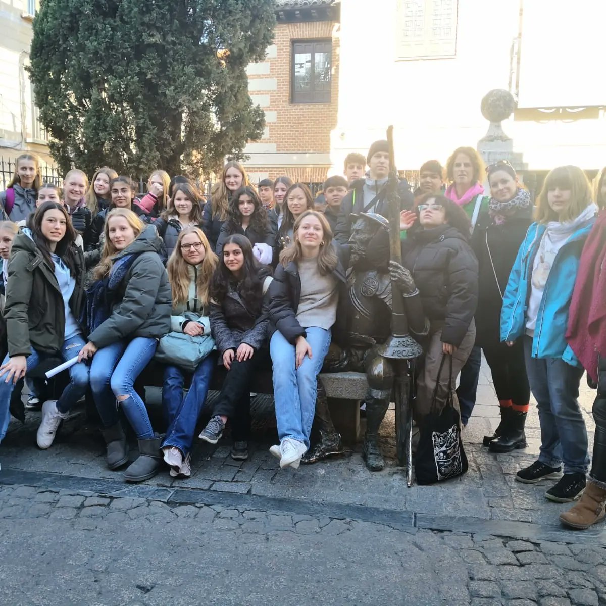 iessimancas's tweet photo. ANFITRIONES PARA NUESTROS COMPAÑEROS ALEMANES

Ayer comenzó su estancia en Madrid el grupo de alumnos alemanes del Gymnasium Bondenwald en Hamburgo. Un grupo de alumnos del IES Barrio Simancas acudió a recibirles al aeropuerto y hoy les ha acompañado a Alcalá de Henares. https://t.co/GIwuDUwnKv