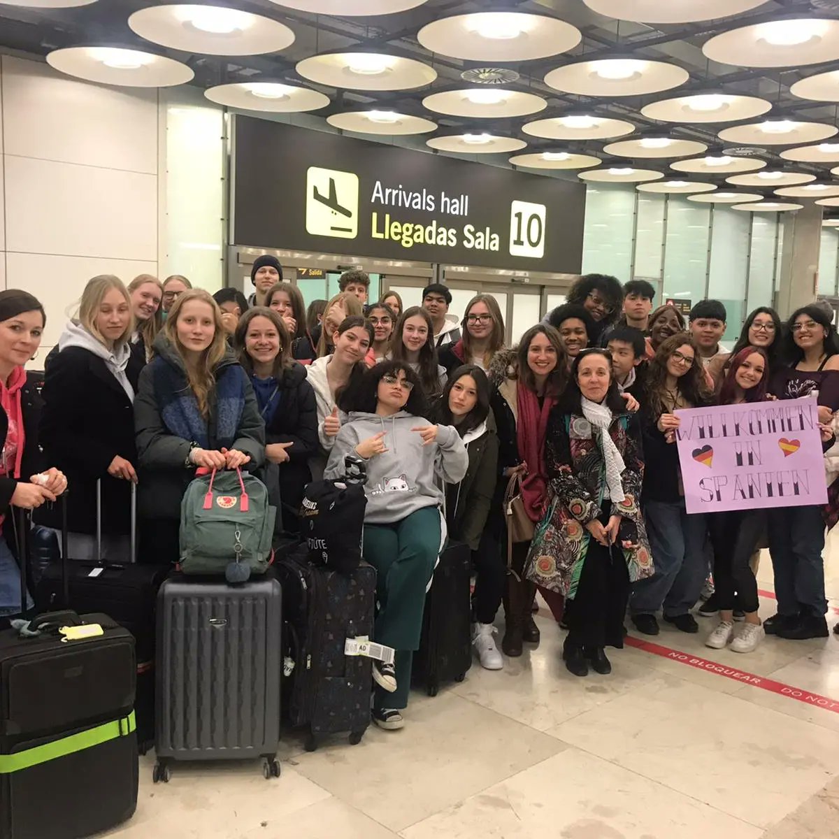 iessimancas's tweet photo. ANFITRIONES PARA NUESTROS COMPAÑEROS ALEMANES

Ayer comenzó su estancia en Madrid el grupo de alumnos alemanes del Gymnasium Bondenwald en Hamburgo. Un grupo de alumnos del IES Barrio Simancas acudió a recibirles al aeropuerto y hoy les ha acompañado a Alcalá de Henares. https://t.co/GIwuDUwnKv