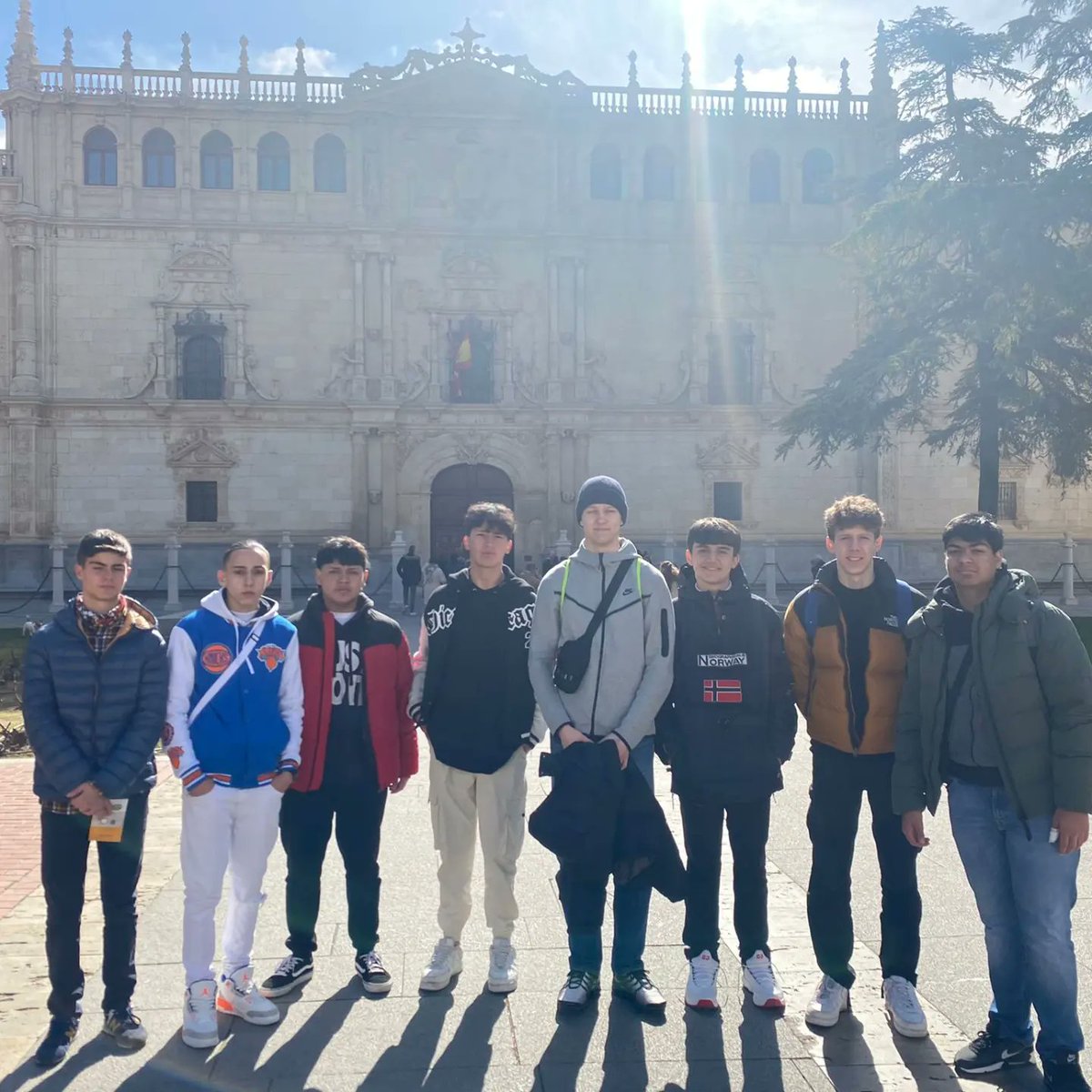 iessimancas's tweet photo. ANFITRIONES PARA NUESTROS COMPAÑEROS ALEMANES

Ayer comenzó su estancia en Madrid el grupo de alumnos alemanes del Gymnasium Bondenwald en Hamburgo. Un grupo de alumnos del IES Barrio Simancas acudió a recibirles al aeropuerto y hoy les ha acompañado a Alcalá de Henares. https://t.co/GIwuDUwnKv