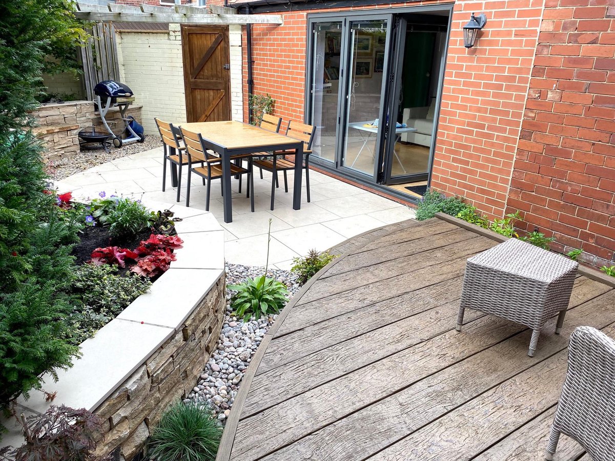 Using a mixture of materials to create outside rooms & create an enticing #urban #courtyard #garden #Gosforth #Newcastle with carefully selected #planting to add colour and texture all year round #gardendesign #JoMcCreadie @MarshallsGroup @Millboard_UK