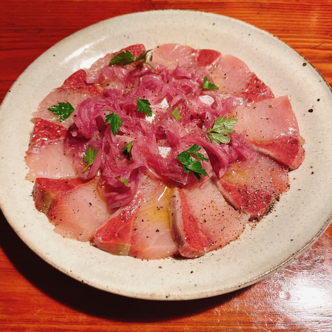 1人晩酌ブリに赤玉ねぎのすし酢漬けとオリーブオイルとパセリと塩胡椒をかけたもの。うまい! 