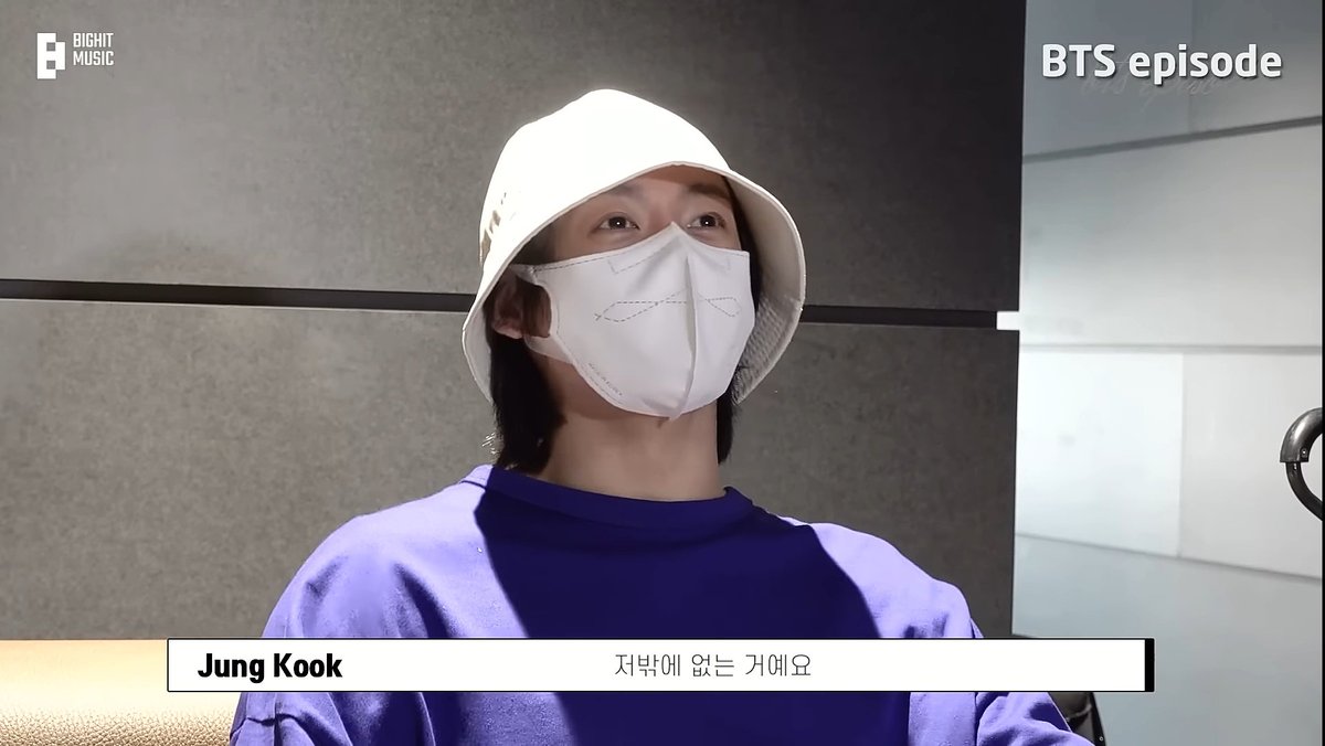 #JUNGKOOK: Cuando la empresa me envió un mensaje de texto, al principio no sabía qué era. Me pareció ver la palabra "Copa Mundial" y pensé: "¿Eh?" y dijeron que tengo que cantar la canción de apertura. Pensé que actuaría con los miembros en la Copa Mundial como grupo. (+)