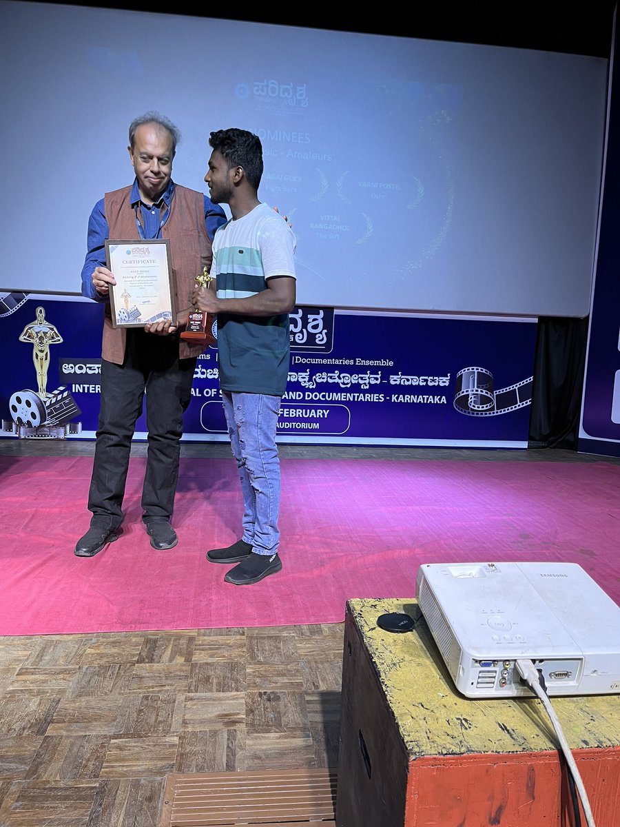 ParidrishyaFest's tweet photo. #ParidrishyaFest
#ParidrishyaFilmFest 
#ParidrishyaAward for Best #music Amateurs goes to Anthony PJ for the movie Brihannale.
Renowned Film Music Historian Manek Premchand presenting the award https://t.co/kyIhccHqXs