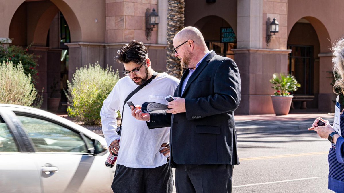 A big shoutout to our #AZFWD volunteers for the community outreach event at Scottsdale's Fashion Square yesterday. Many powerful conversations with Arizonans who are hungry for a viable, credible, and durable new party and a better way of doing politics. #ForwardParty