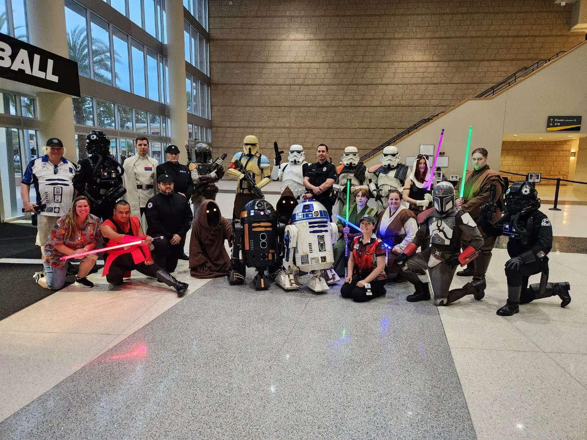 MakazeSquad's tweet photo. UCF Basketball Star Wars Night 2023.
#StarWars #501stLegion #FloridaGarrison #makazesquad #rebellegion #r2builders #droidbuilders #SaberGuild #maytheforcebewithyou #lightsaber #costume #cosplay #ucf #basketball #ucfbasketball https://t.co/ajbHT4JABu