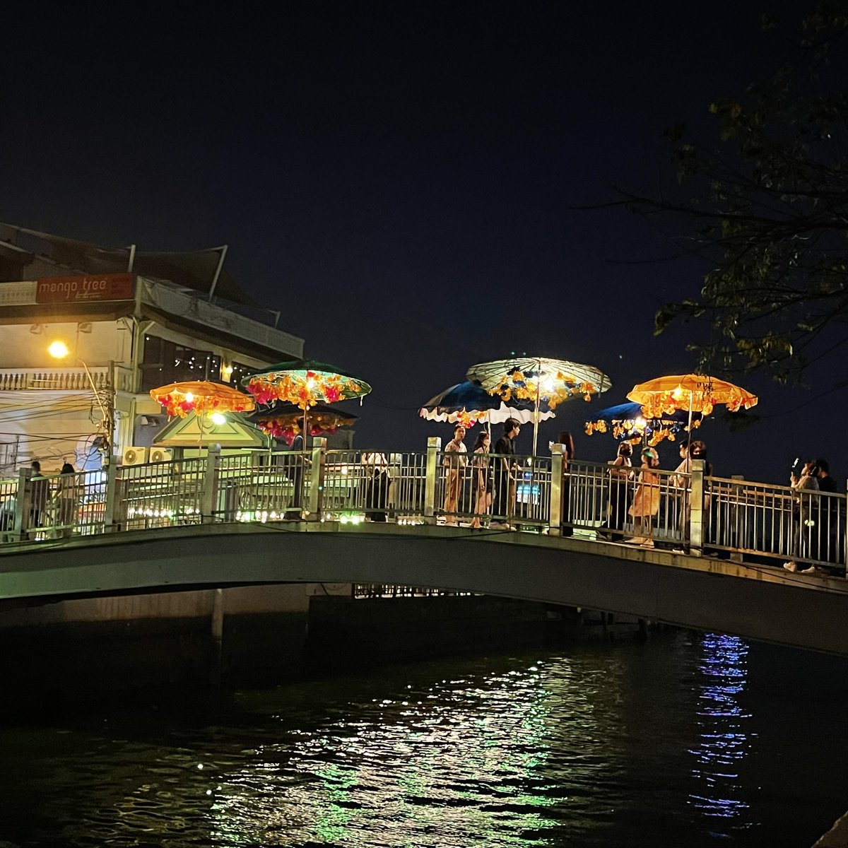 sfkkfs_'s tweet photo. งาน bangkok design week 2023 โซนปากคลองตลาดน่ารักมากๆ 🌷🌻 เดินซื้อดอกไม้ ถ่ายรูปเล่น เสพงานศิลป์ โรแมนติกโคตร ยิ่งมากับคนโปรด ยิ่งใจฟู อยากให้มีงานนานๆ ;-; https://t.co/ufrFp1xN3q