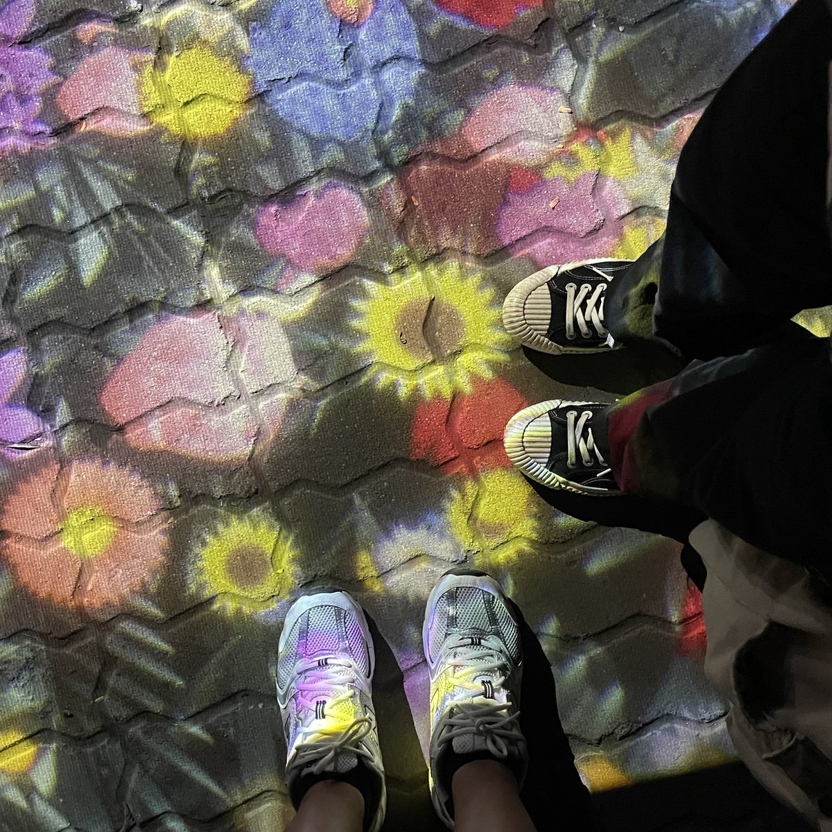 sfkkfs_'s tweet photo. งาน bangkok design week 2023 โซนปากคลองตลาดน่ารักมากๆ 🌷🌻 เดินซื้อดอกไม้ ถ่ายรูปเล่น เสพงานศิลป์ โรแมนติกโคตร ยิ่งมากับคนโปรด ยิ่งใจฟู อยากให้มีงานนานๆ ;-; https://t.co/ufrFp1xN3q
