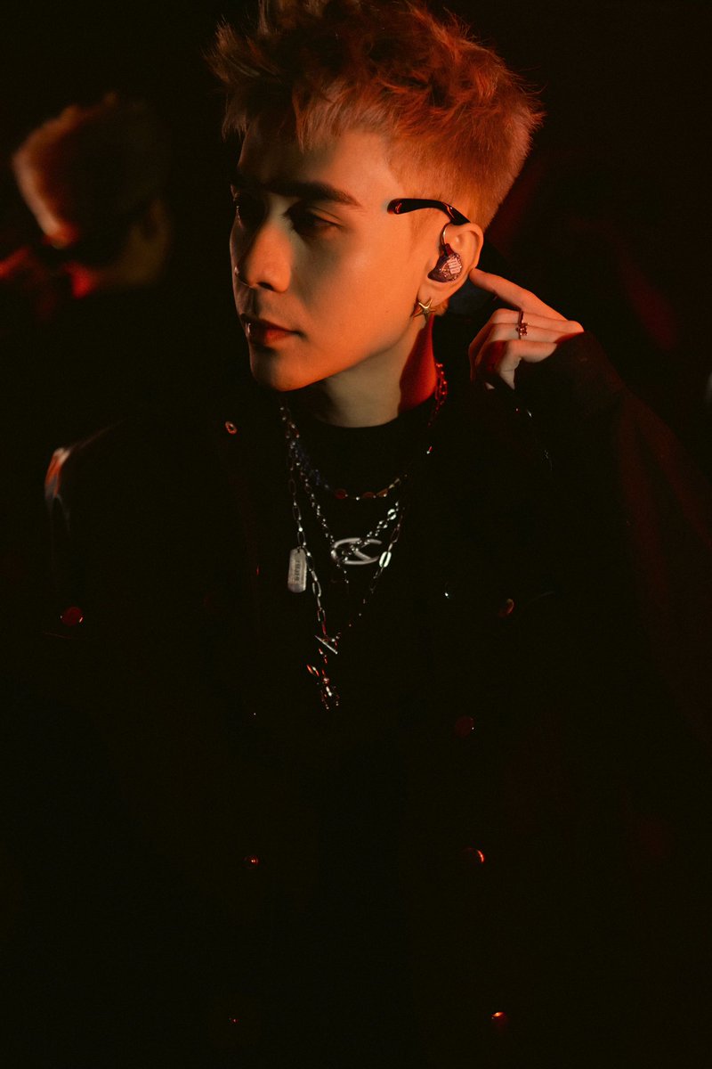 QH_MasterD's tweet photo. Backstage last night with Bangkok 🔥🔥🔥 
Full 🖇️: https://t.co/FbzapMET8d

#QuangHungMasterD https://t.co/p3rlvNbfO7