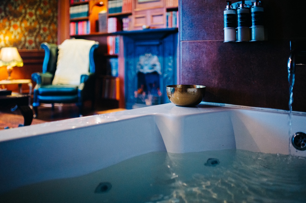 GeorgeHotel1860's tweet photo. #TheLibrarySuite
If you are a book lover you will adore our Library Suite. A full wall of old Scottish #books including #NeilMunro from right here in #Inveraray to enjoy by the double spa bath or super king size bed #relax.
https://t.co/osaNPMAyD2
#Hotels #Scotland https://t.co/y2lgODDdL1