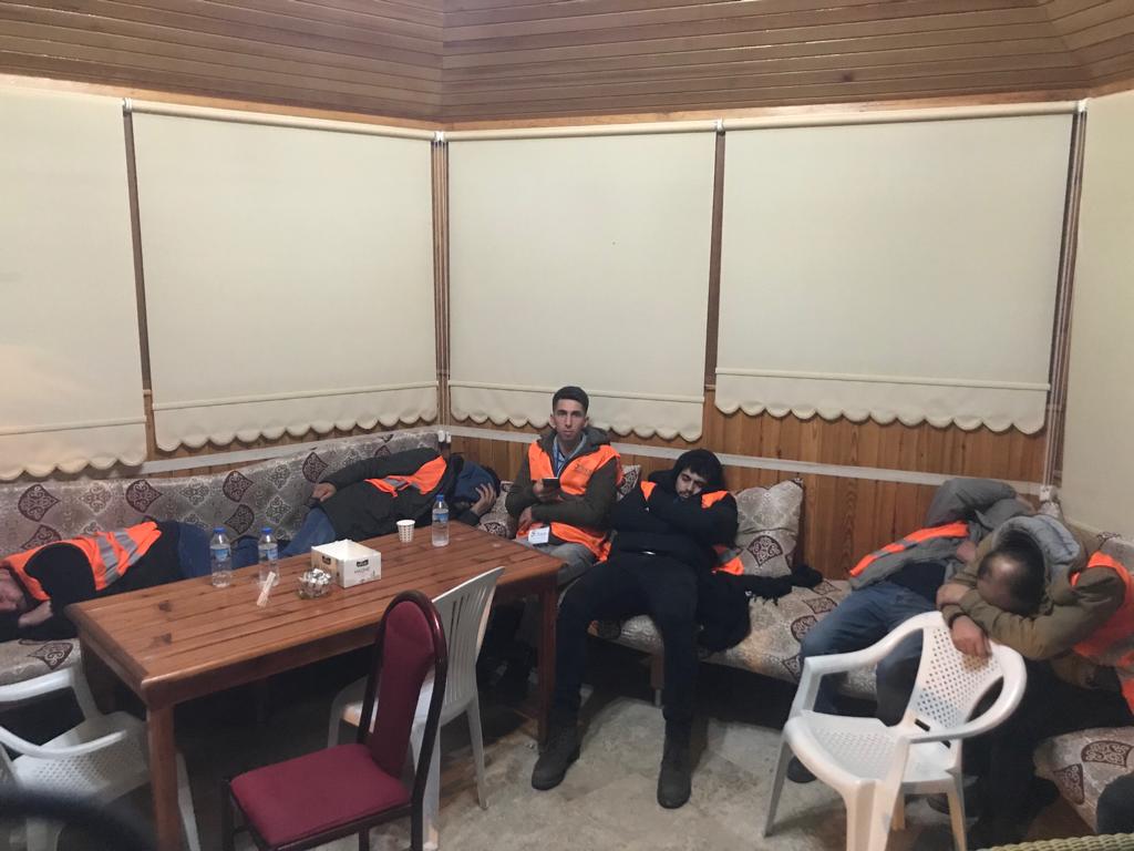Alefendi1's tweet photo. BÖLGEDEN yazıyorum!
Bu adamlarıda sosyalde göremezsiniz iyi bakın! İki bardak çay! Gördüklerini sindire bilirse birazda uyku! Sonra ya enkaz kaldırmaya yada yardımları araçlara yüklemeyip yardım dağıtmaya!
BİZİM MİLLETİMİZE ELHAMDÜLİLLAH BİŞEOLMAZ! #SODER #kahramamaras #arabada https://t.co/tv6eWfruOh