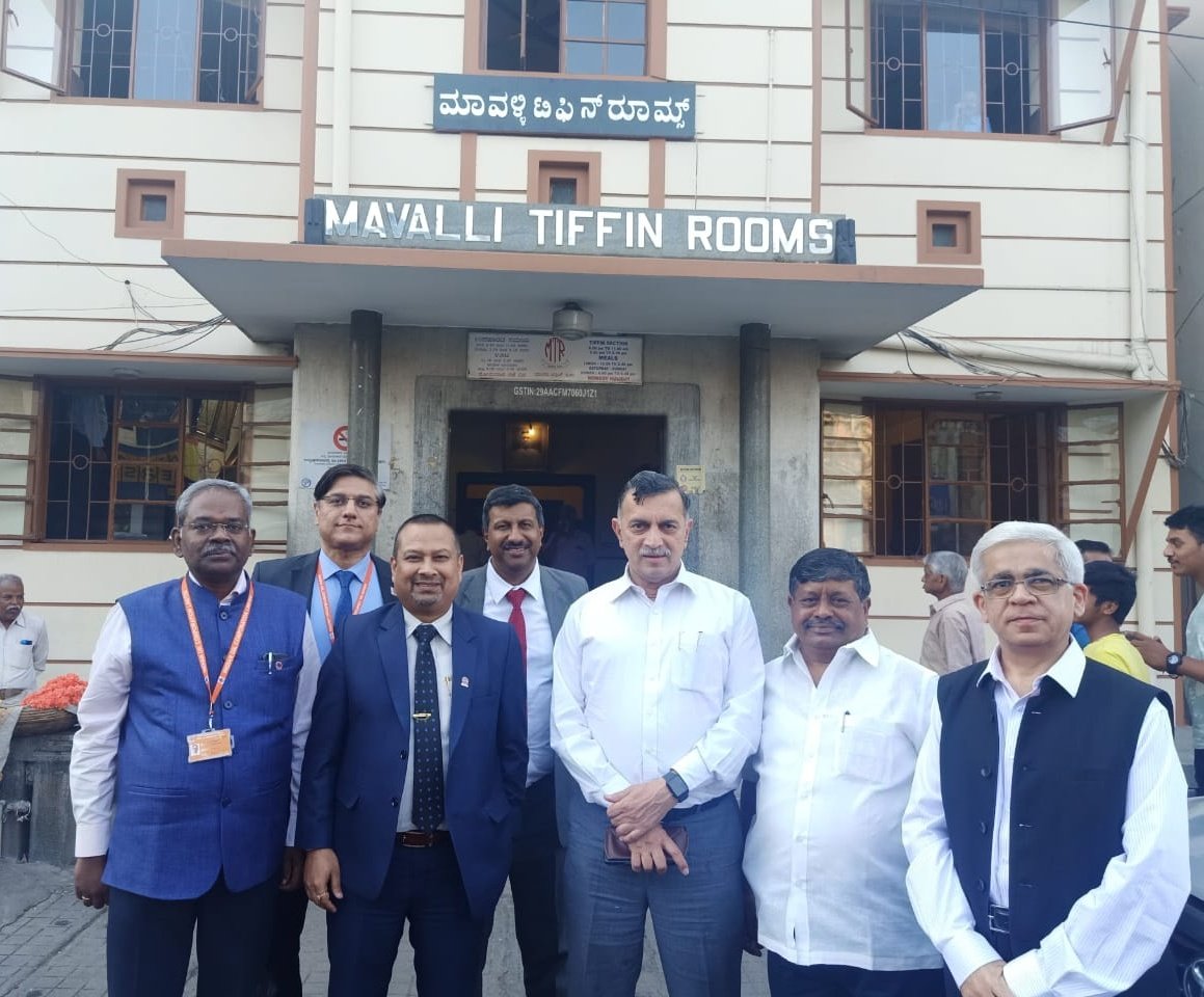 ChairmanIOCL's tweet photo. Heaven on a plate! Indulged in the pure bliss of Masala Dosa, Rava Idly and a strong filter coffee at the iconic MTR in Lalbaug, established nearly a century ago. The taste of Bengaluru in every bite. A food lover's paradise, and a culinary memory to cherish forever! https://t.co/wBcEtteOWY