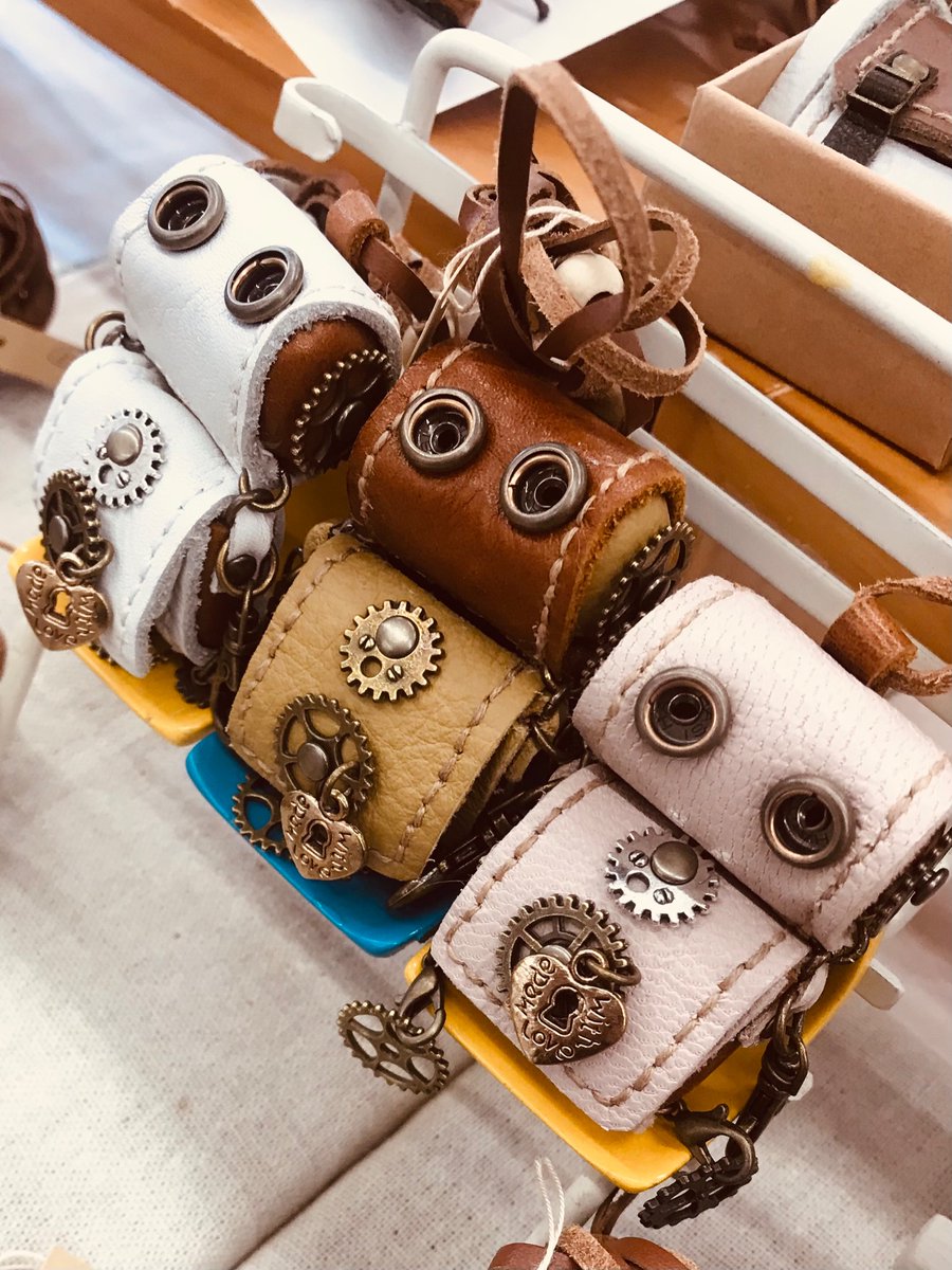 maro481's tweet photo. 2月19日(日)、玉野の瀬戸内マリンホテル2Fでの「いちごマルシェ」に出展します😊素敵な作家さんがたくさん集まります　お時間ある方、遊びに来てください😊　#革ミニチュア　#革アクセサリー　＃革ロボット https://t.co/dZndmAG4lY