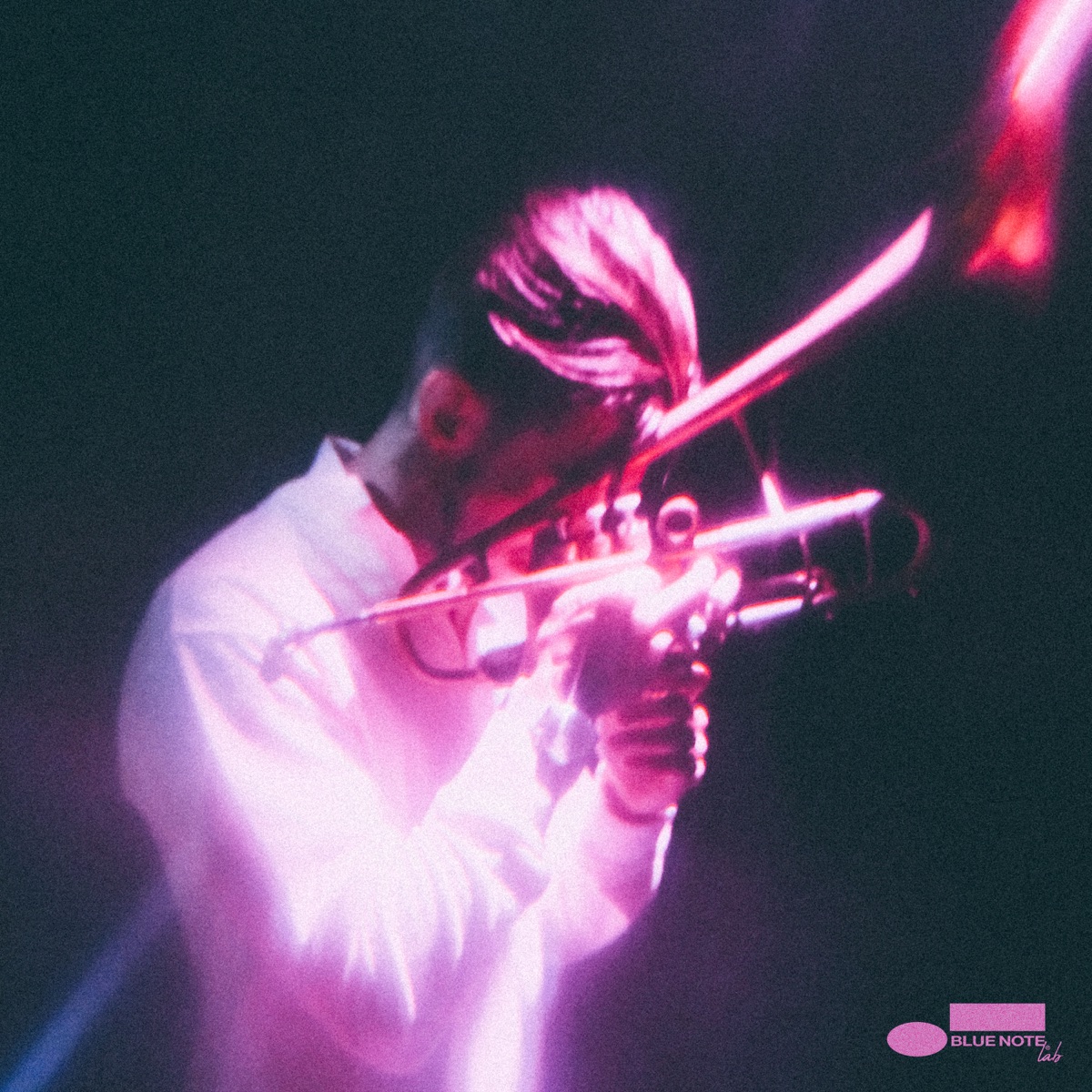 Trompettiste depuis ses 7 ans, <a href="/BeesauRemy/">Béesau</a> explore depuis des années les liens entre jazz et rap francophone.

Comme sur "Un jour de moins", morceau funky avec Primero de L'Or du Commun, où sa trompette échange avec le flow du rappeur pendant 3min.

➡️ spoti.fi/3lidbzG