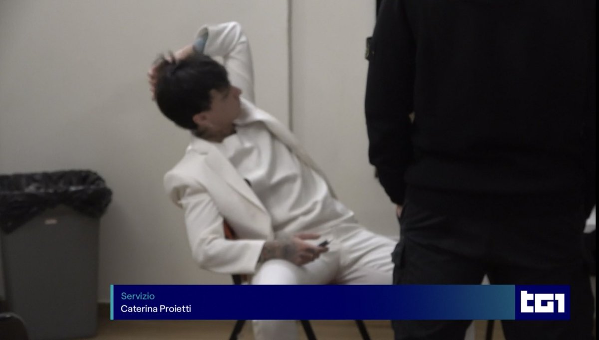 bispace_'s tweet photo. TUTTI DISPERATI MENTRE ASPETTAVANO,
LUI: 

#UltimoSanremo2023 https://t.co/lDnTe8e44f