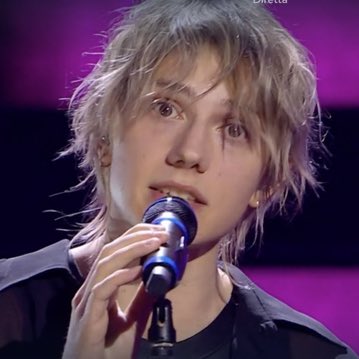 _vittoooria_'s tweet photo. Maria che passa da esibirsi alle 2 di notte a Sanremo, a condurre amici il pomeriggio dopo
#amici22 https://t.co/5pjugZI9fp