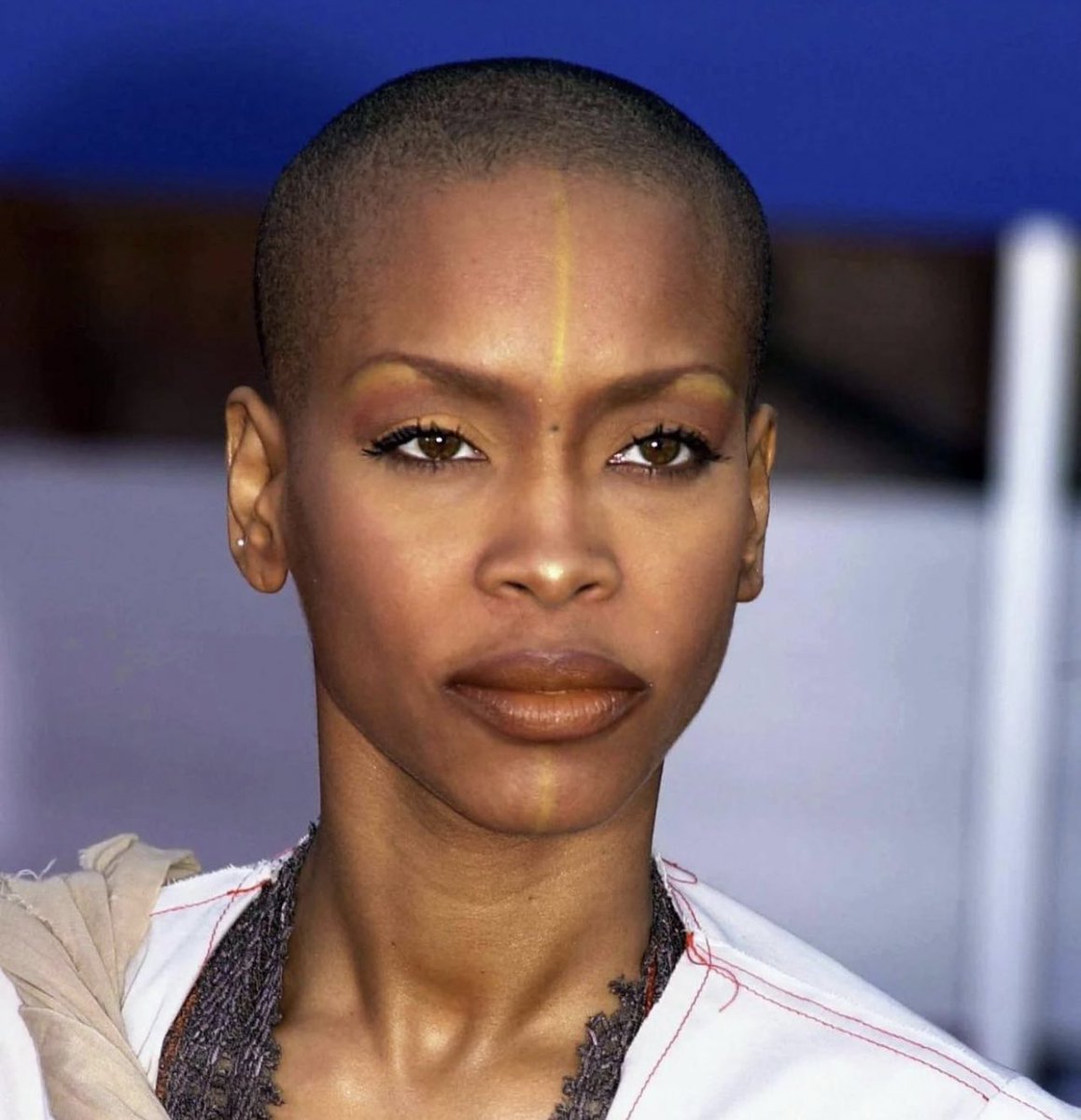 StreetFashion01's tweet photo. Erykah Badu at the Grammy’s (2001) https://t.co/2vhgvXzWNE
