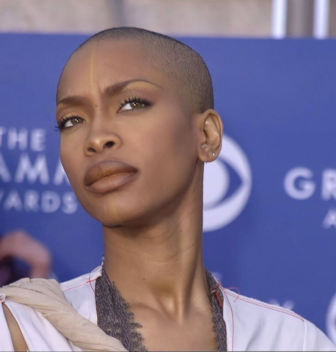 StreetFashion01's tweet photo. Erykah Badu at the Grammy’s (2001) https://t.co/2vhgvXzWNE