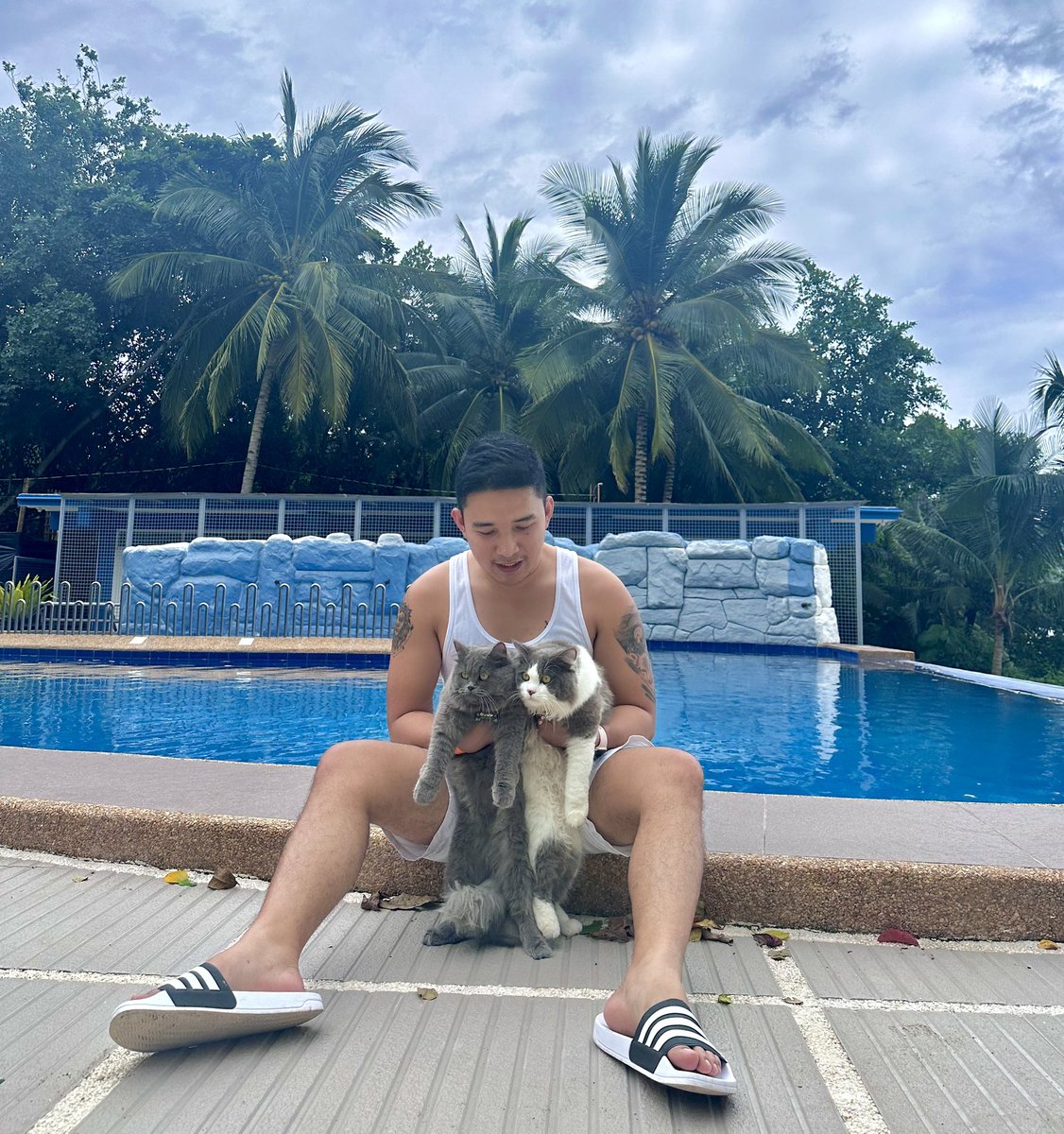 JanCobacha's tweet photo. Halos tanan nako adtuan kelangan mangutanag “Pet-friendly po kayo?” para mka kuyog akong mga pinangga. https://t.co/siLNCFJ3DK