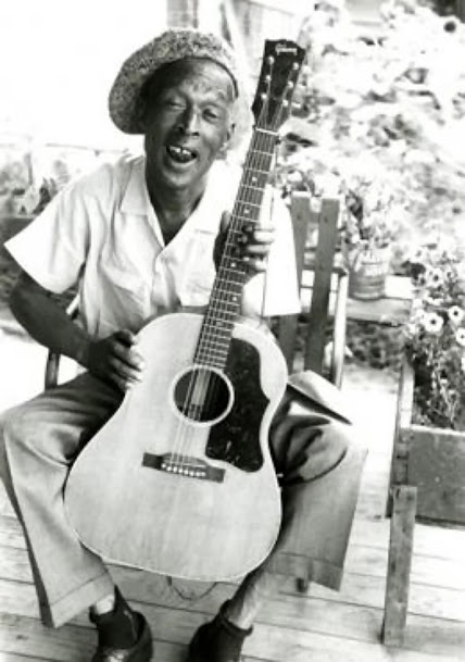 lacuevacultural's tweet photo. #Efemérides #LaCueva 12 de febrero de 1900. Nace Pink Anderson. Fue un cantante y guitarrista de blues. Muy importante en los años 50s. Syd Barrett unió su nombre con el de Floyd Council para formar el nombre de Pink Floyd
#PinkAnderson #Blues #PinkFloyd #rock #music https://t.co/7HgLHLcWvd