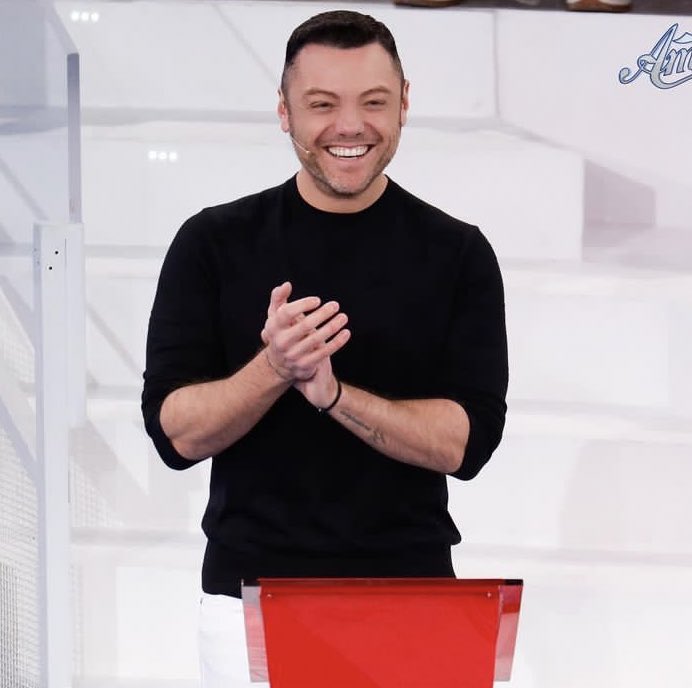 ellev___'s tweet image. come faccio a respirare ma stessa aria di quest’uomo ditemi #amici22