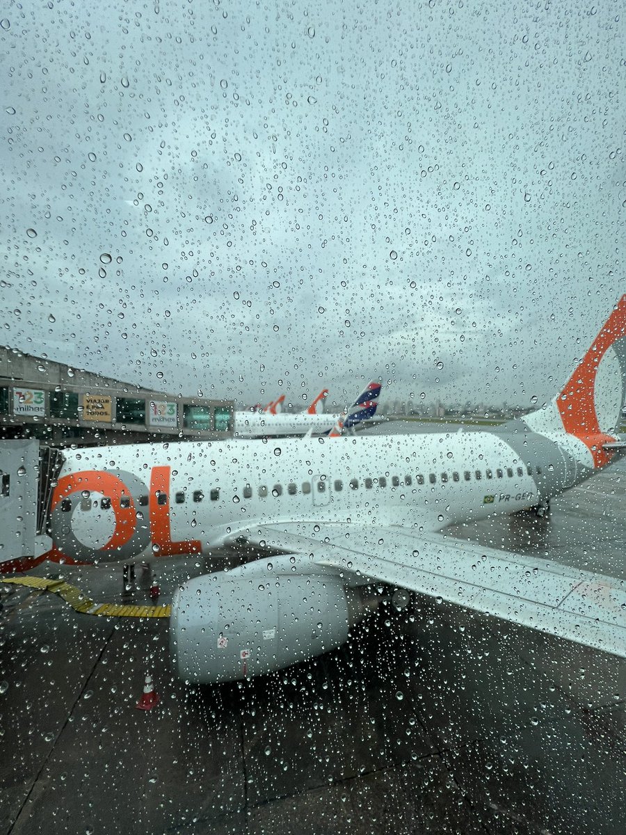 BrenoVale's tweet photo. Apesar do péssimo tempo, a @VoeGOLoficial e todo time de bordo, te leva pra casa em segurança!!! 🙏 https://t.co/P6CxX7Rvhq