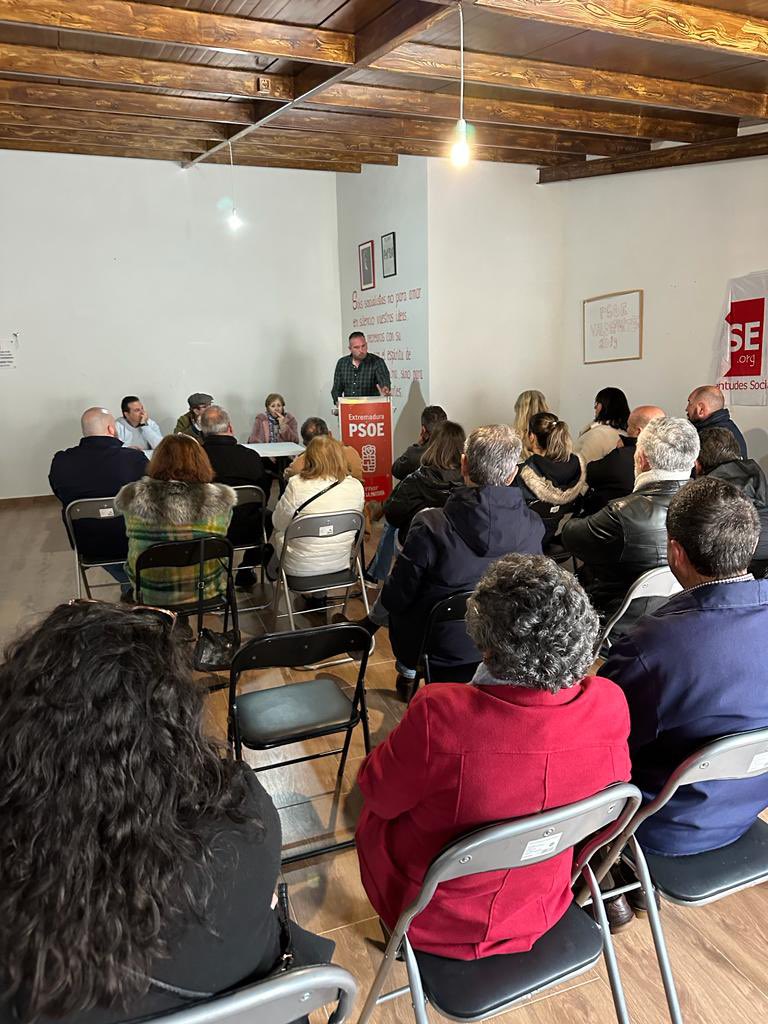 PSOE_VALDE's tweet photo. 👏🏻 RAFAEL RUBIO, CANDIDATO DEL PSOE A LA ALCALDÍA DE VALDEFUENTES 

La agrupación socialista, en asamblea extraordinaria, ha proclamado por unanimidad a nuestro compañero @RafaRubioM como candidato del PSOE a la alcaldía de Valdefuentes. 

#nuestromomento❤️ https://t.co/pbPmUPzCMb