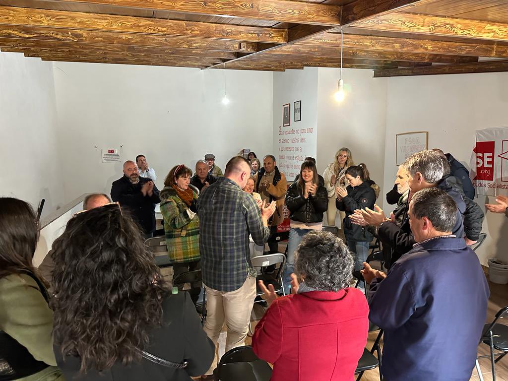 PSOE_VALDE's tweet photo. 👏🏻 RAFAEL RUBIO, CANDIDATO DEL PSOE A LA ALCALDÍA DE VALDEFUENTES 

La agrupación socialista, en asamblea extraordinaria, ha proclamado por unanimidad a nuestro compañero @RafaRubioM como candidato del PSOE a la alcaldía de Valdefuentes. 

#nuestromomento❤️ https://t.co/pbPmUPzCMb