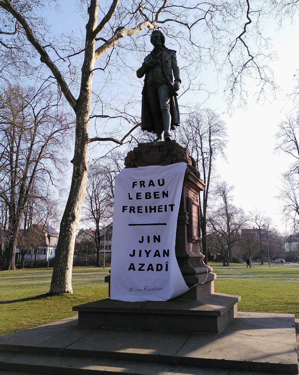 „Hohl ist der Boden unter den Tyrannen,
Die Tage ihrer Herrschaft sind gezählt,
Und bald ist ihre Spur nicht mehr zu finden.“
(Friedrich Schiller)

#JinJiyanAzadi
#FrauLebenFreiheit
#IranRevolution
#DLAMarbach
#DeutschesLiteraturarchivMarbach
#MarbachamNeckar
