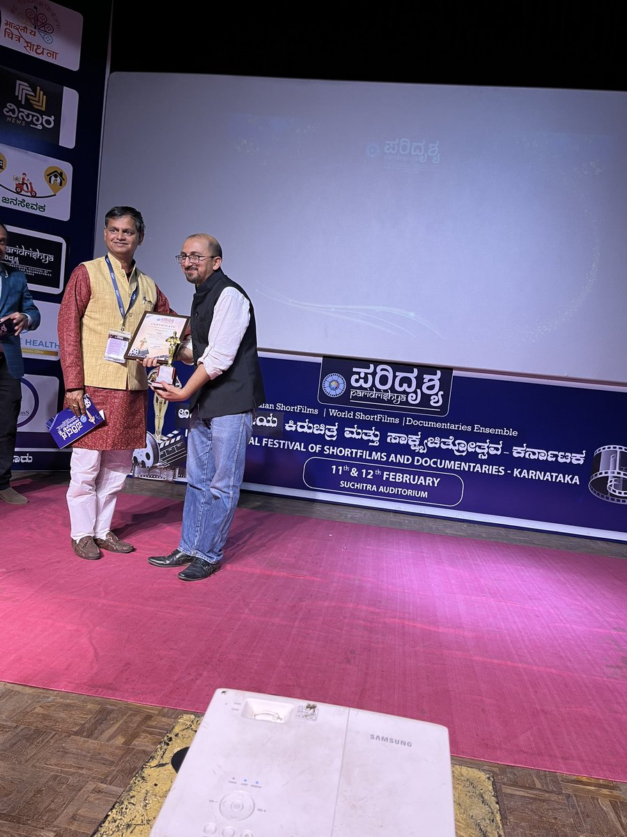 ParidrishyaFest's tweet photo. #ParidrishyaFest
#ParidrishyaFilmFest
#ParidrishyaAward for Best #Film Amateurs goes to movie Oshri.
Aerospace consultant and Coordinator of #Paridrishya presents the award https://t.co/Vz10oSeO8R