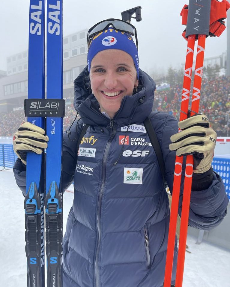 FedFranceSki's tweet photo. Le triomphe, le sacre, Julia Simon nouvelle reine de la poursuite à Oberhof 🤩👑 

Quelle saison pour Julia, sacrée championne du monde pour la première fois en individuel ! 🔥🥇 

Chapeau.

📸 : FFS https://t.co/GcZKN2cW7y