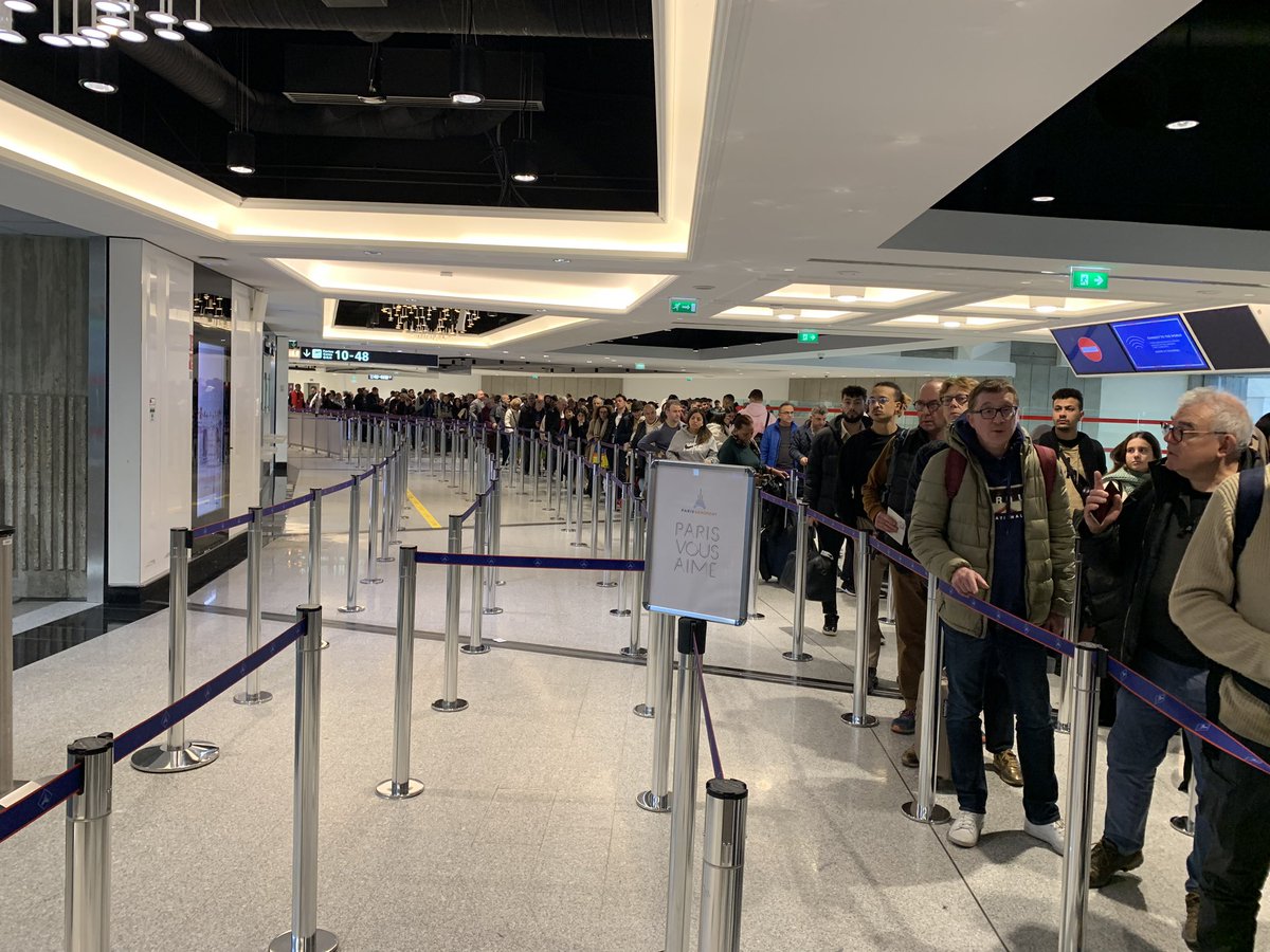 gilbertbrisbois's tweet image. L’enfer continu du contrôle des passeports à CDG 😨 
3 passages en 3 mois et toujours +45mns de queue 
2 policiers et 2 Paraphes pour 10 positions. 
Personne de @ParisAeroport débordé. Insultes et crises de nerfs.
La France, quel accueil ! @oliviagregoire @Interieur_Gouv (1/2)