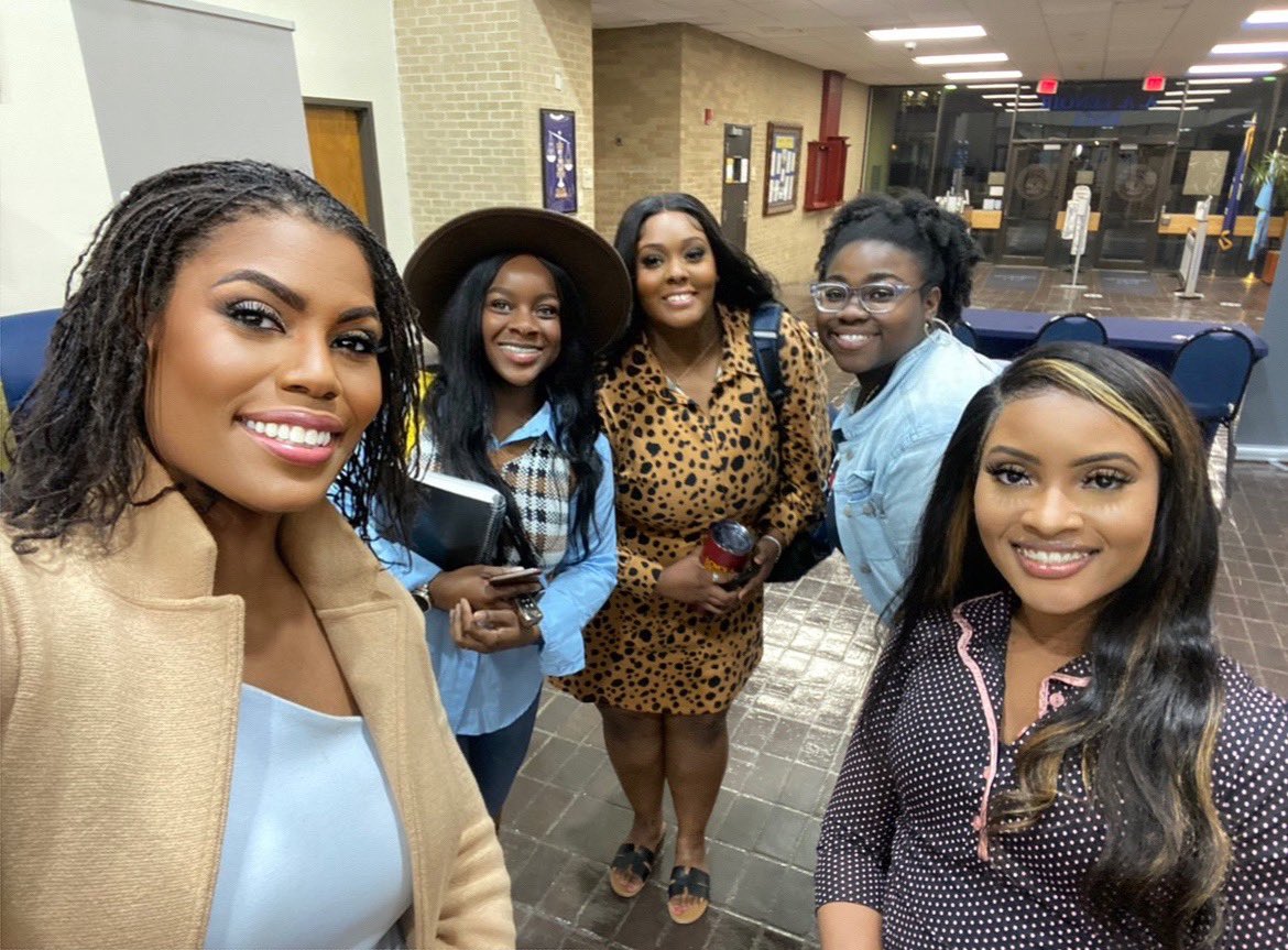 OMAROSA's tweet photo. I’m at the midway point in school. Just a year and half to go! Couldn’t do it without my girls! xoxo
#lawschoollife
#lawyerloading https://t.co/gXoTwe6XHd