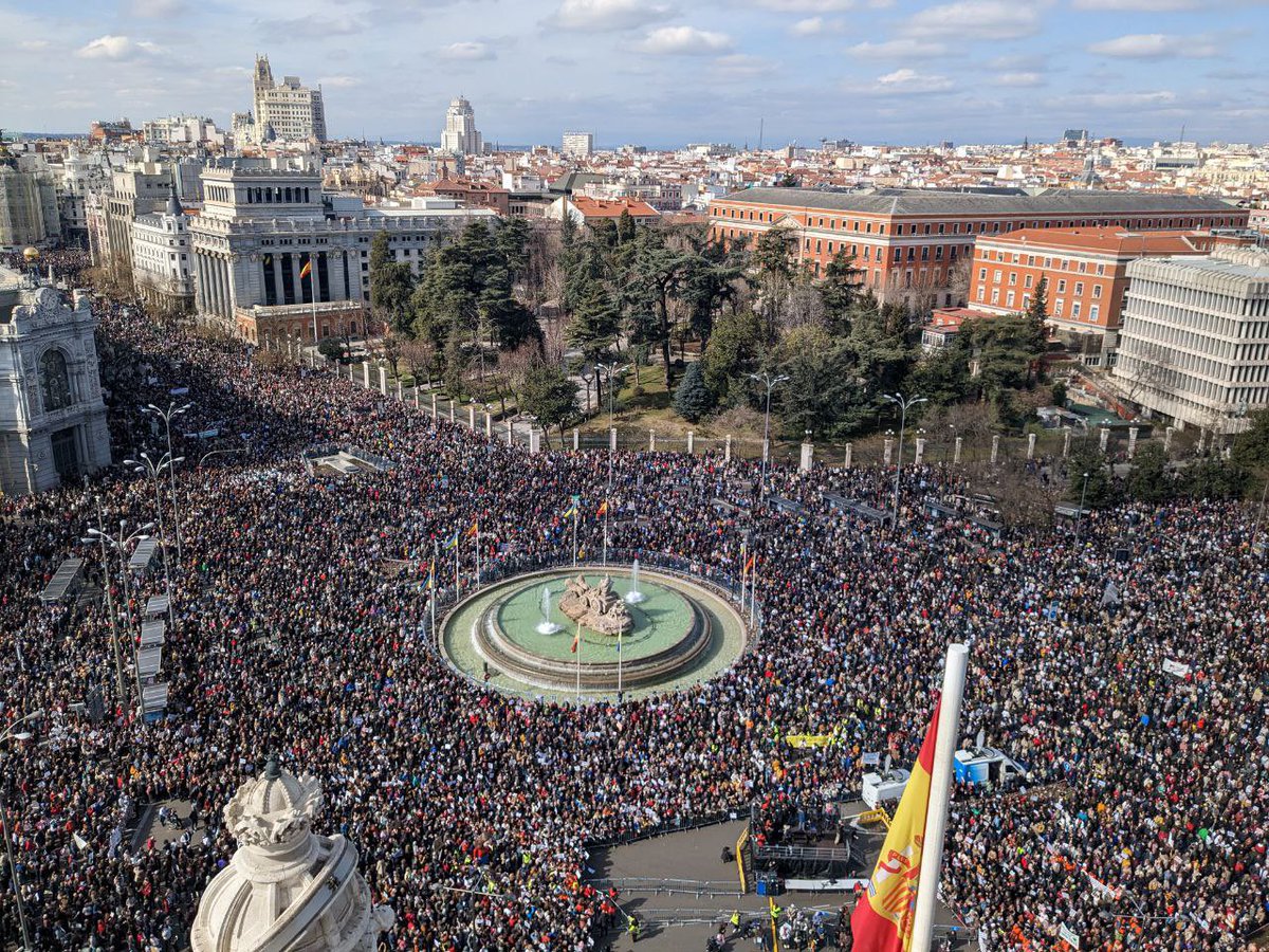 Unos salen a la calle para protestar contra el matrimonio igualitario, el aborto, los derechos LGTB o el comunismo imaginario que se inventan. Nosotros salimos a la calle para defender el mejor patrimonio de España, la sanidad pública. Está claro quienes somos los patriotas.