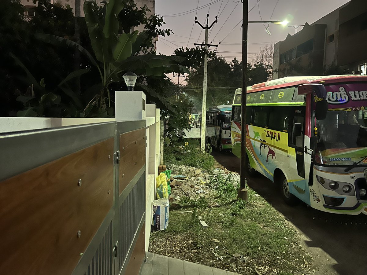 Abi_Bhaskaran's tweet photo. @TrichyPolice someone needs to address this soon. Parking in residential area- public urinating , loitering and Srirangam police don’t seem to care about it . Location - RANGA NAGAR,SRIRANGAM https://t.co/2roR6PNviV