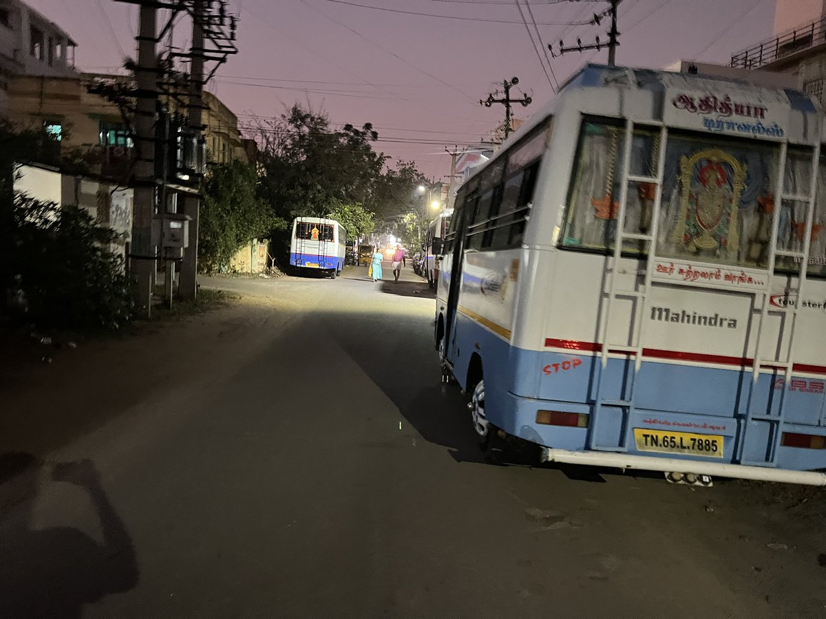 Abi_Bhaskaran's tweet photo. @TrichyPolice someone needs to address this soon. Parking in residential area- public urinating , loitering and Srirangam police don’t seem to care about it . Location - RANGA NAGAR,SRIRANGAM https://t.co/2roR6PNviV