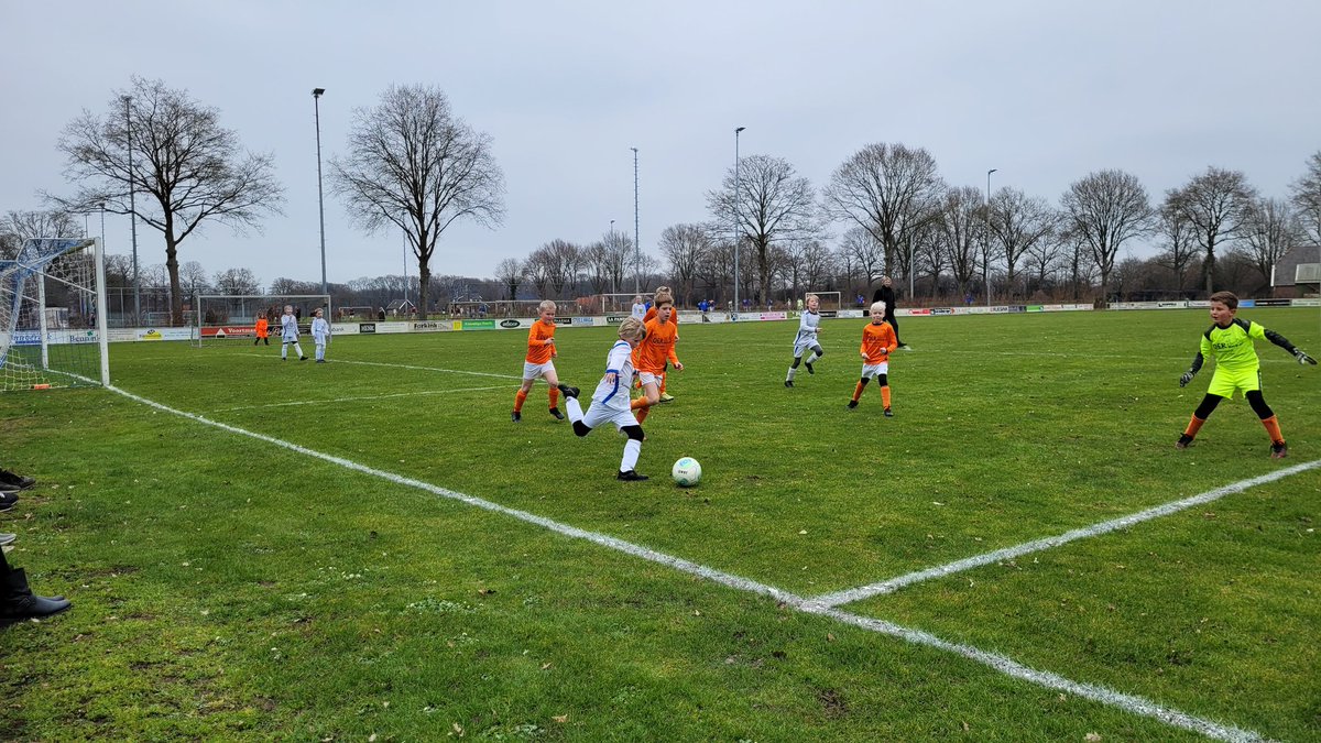 Vooraf aan de wedstrijd van het eerste speelden de mini pups van Haarlo en Geesteren een voorwedstrijd. ⚽️

Inmiddels staat het 0-1 voor Geesteren